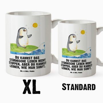 Mr. & Mrs. Panda Tasse Pinguin Surfer - Weiß - Geschenk, Wellen, XL Becher, Wellen reiten, J, XL Tasse Keramik, Großes Füllvolumen