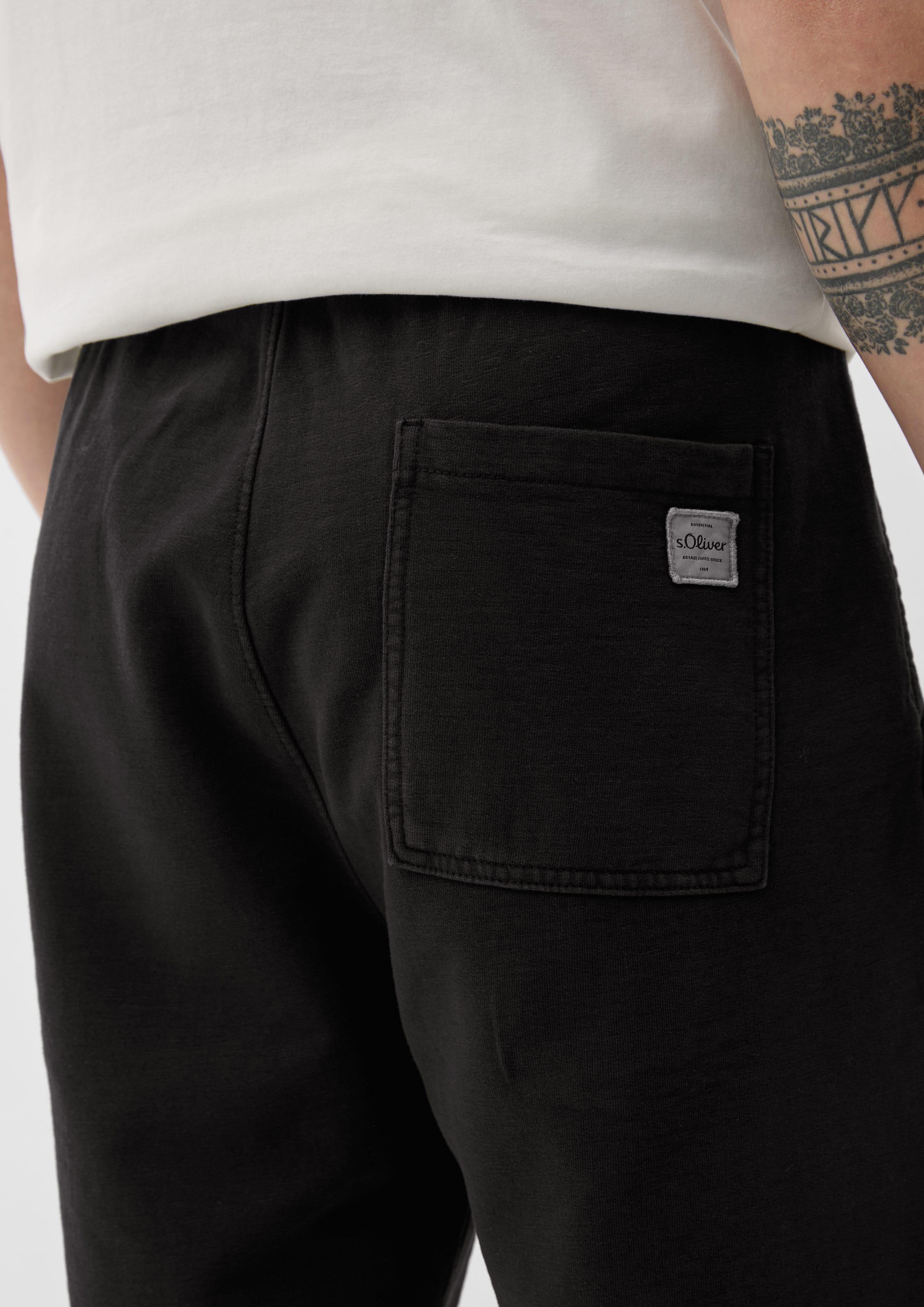 Elastikbund Sweatpants Durchzugkordel, mit Relaxed: Dye, Label-Patch s.Oliver schwarz Bermudas Garment