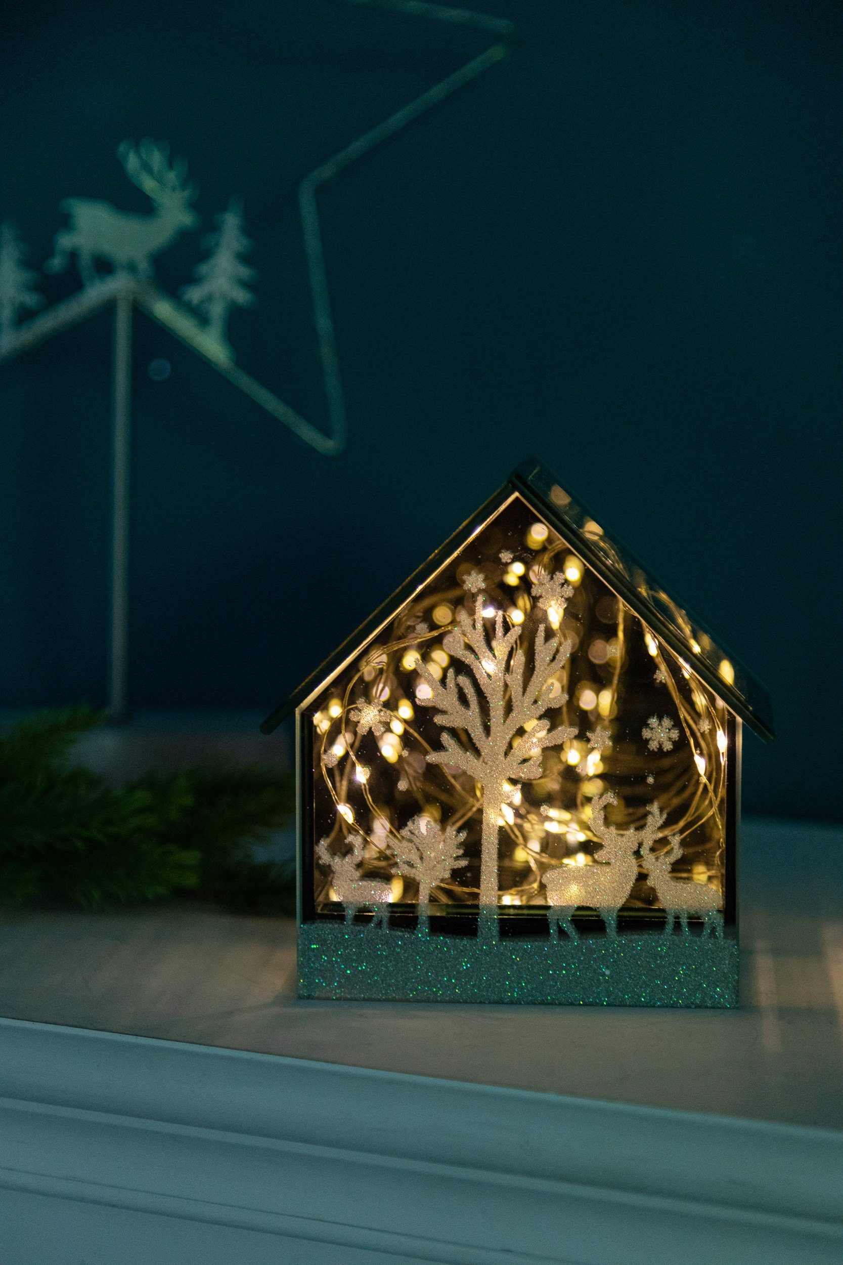 Winter-Dekoration mit Weihnachtshaus LED Wohnando Spiegel LED-Beleuchtung, Dekoobjekt