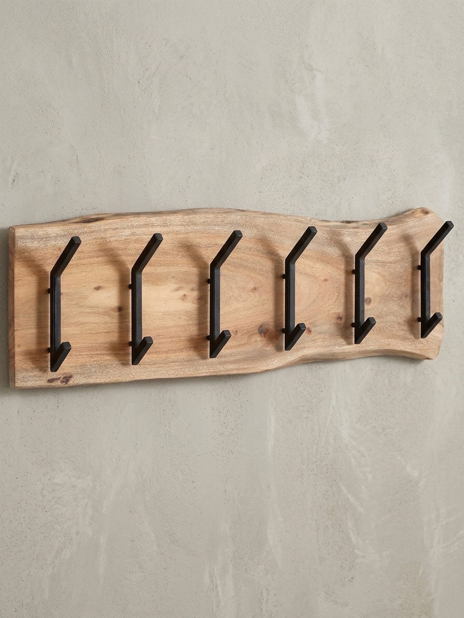 KADIMA DESIGN Wandgarderobe Massive Akazienholz Garderobe mit Natürlichem Baumkanten-Design