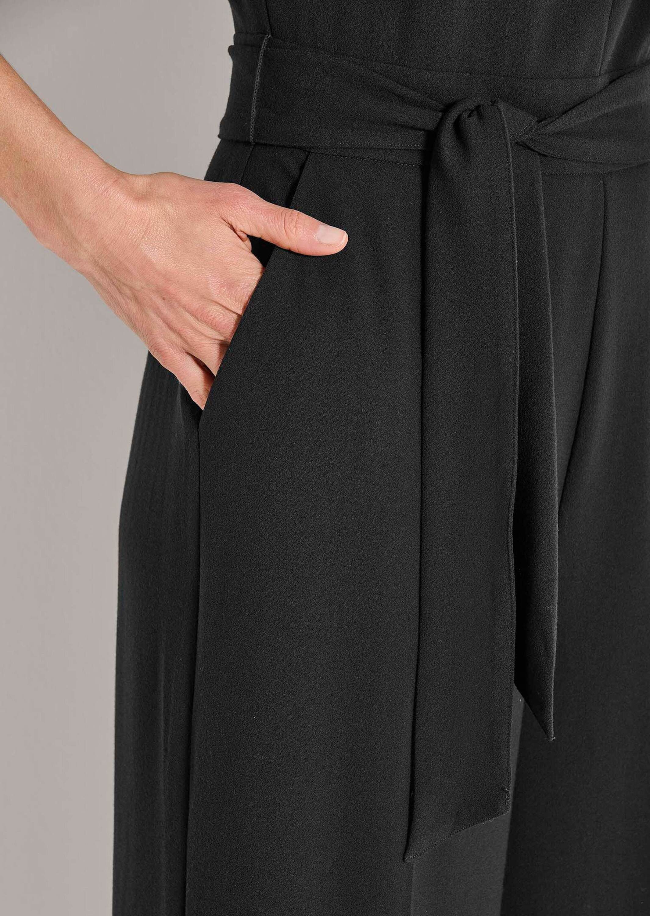 MADELEINE Jumpsuit Eleganter Jumpsuit mit Stehkragen Ärmelloser Look mit breitem Taillenband – Bild 4 von 5