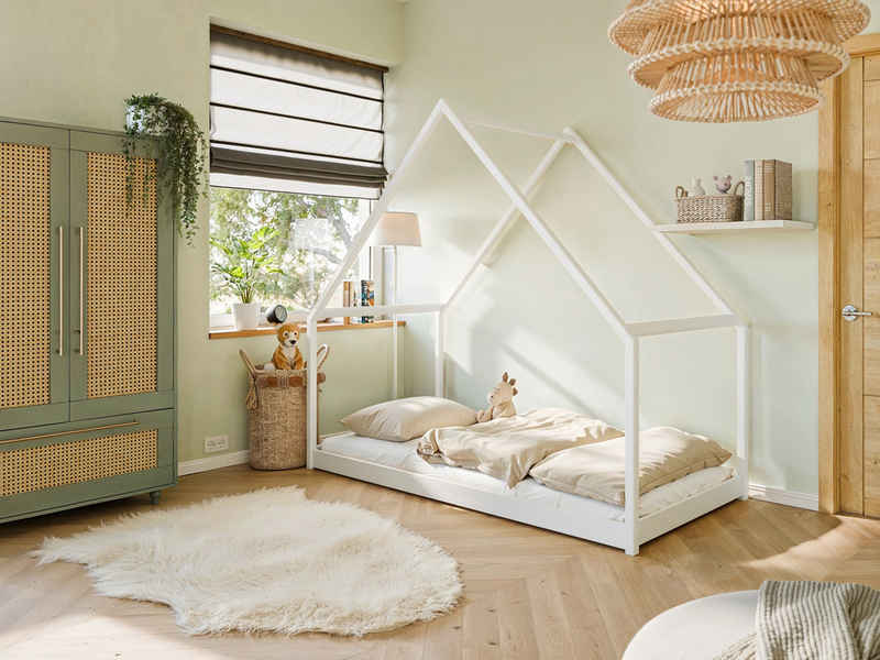thematys Hausbett Kinderbett in Weiß, Montessori, Bodentief Mädchen und Jungen, Massivholz, mit Rolllattenrost und Dach