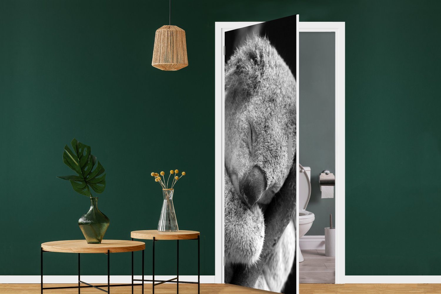 Fototapete schwarzem (1 Koala auf bedruckt, Türtapete Matt, Schlafender für Hintergrund, cm Türaufkleber, MuchoWow Tür, 75x205 St),