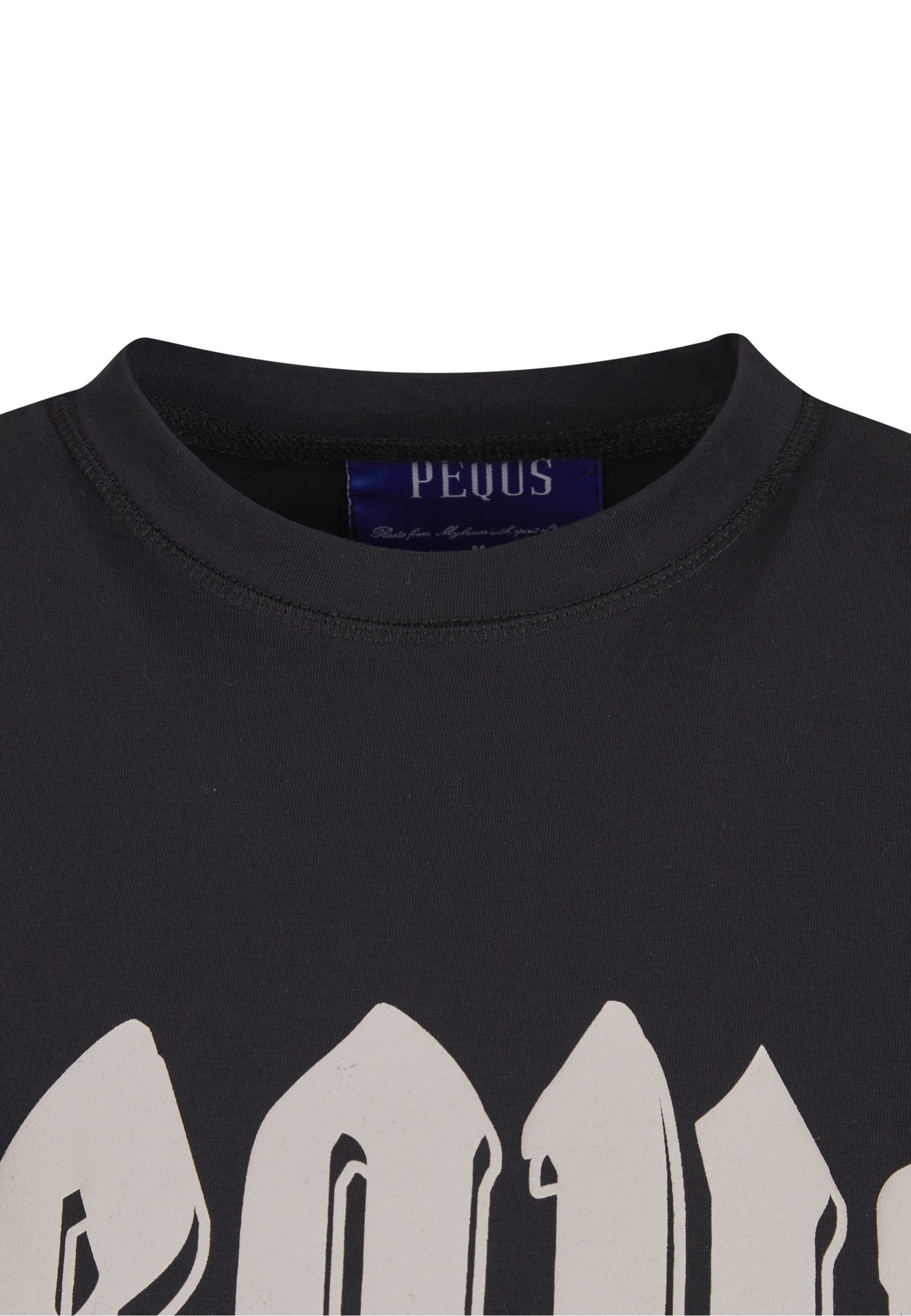 PEQUS T-Shirt PEQUS PEQUS Fitted Outlined Mythic Logo T-shirt (1-tlg)