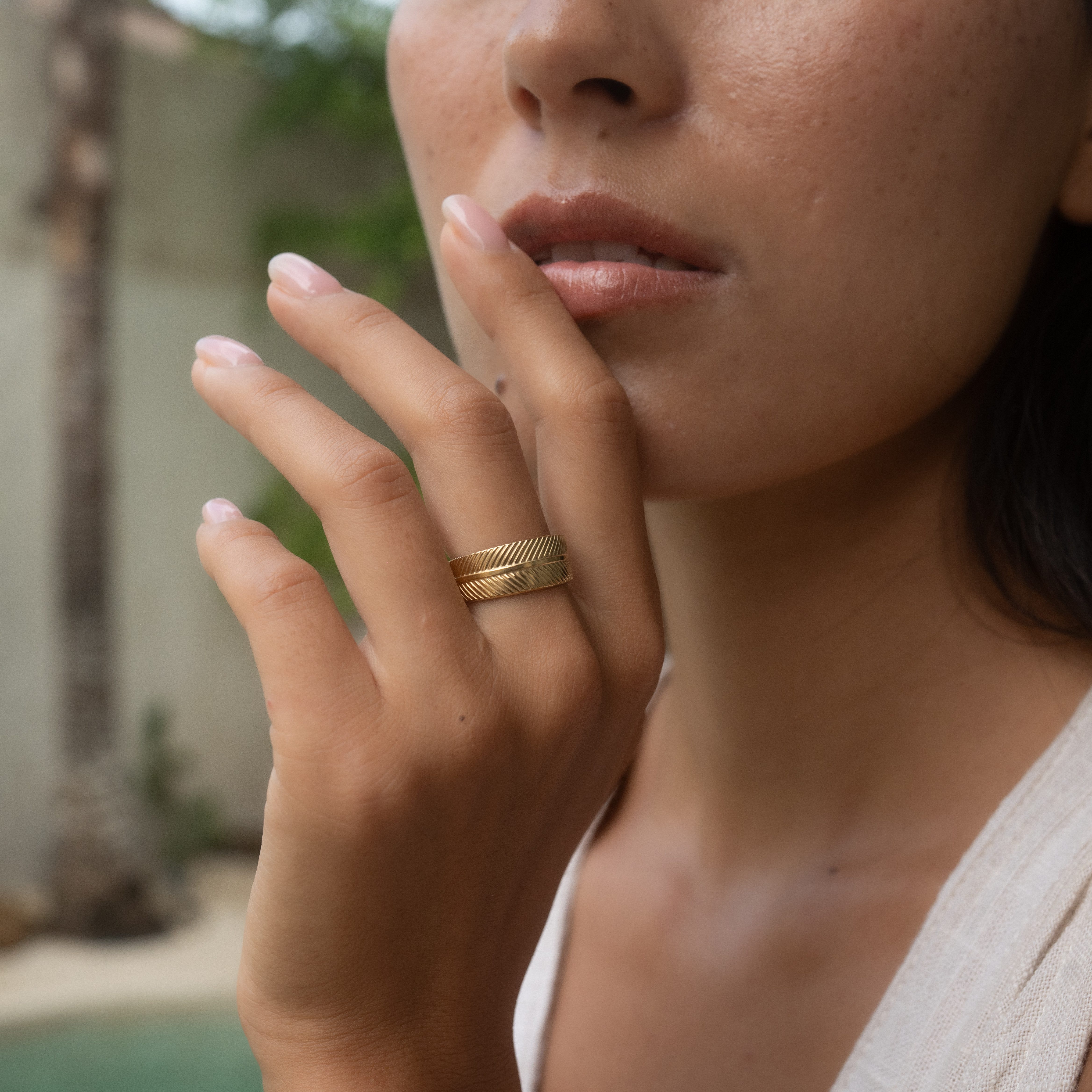 Made by Nami Fingerring Breiter Goldener Boho Edelstahl Ring mit Fächer Muster, Damen Schmuck Größenverstellbar & Wasserfest – Bild 5 von 5