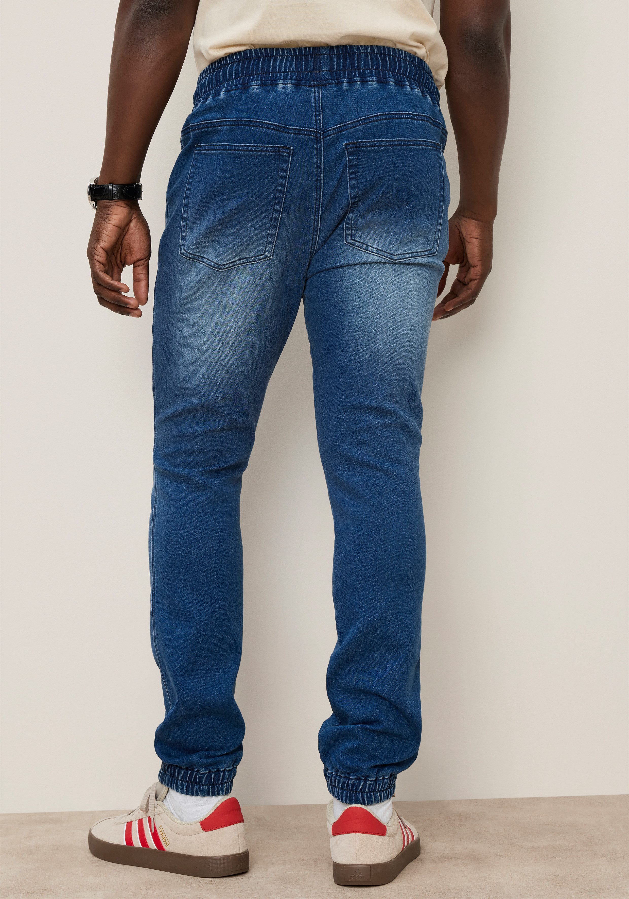 DELMAO Jogg Pants mit Eingrifftaschen und Gesäßtaschen, Comfort Fit, gerader Beinverlauf – Bild 3 von 5