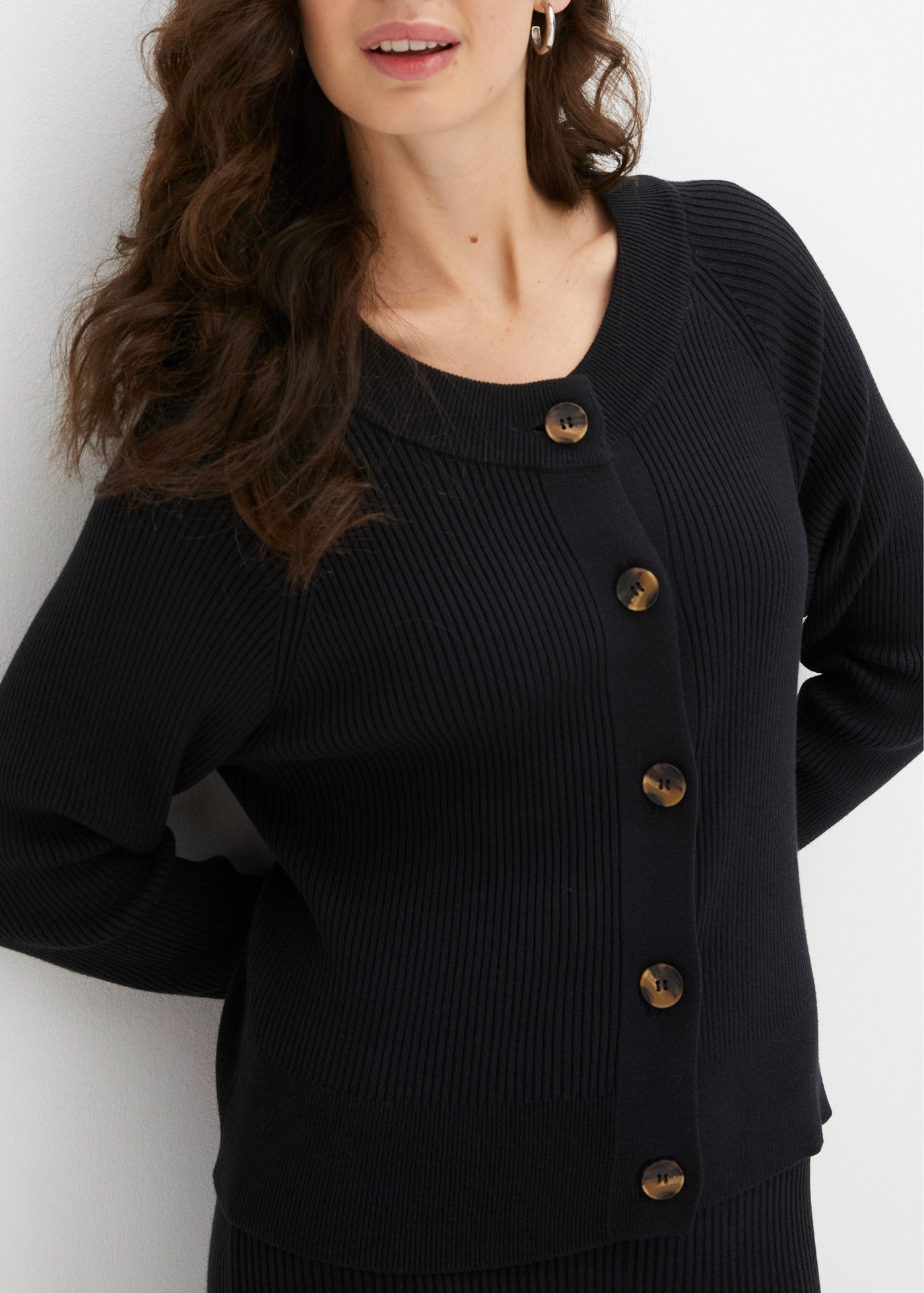 bonprix Strickjacke lässig geschnittene Passform, Ripp-Strickart, femininer Stil