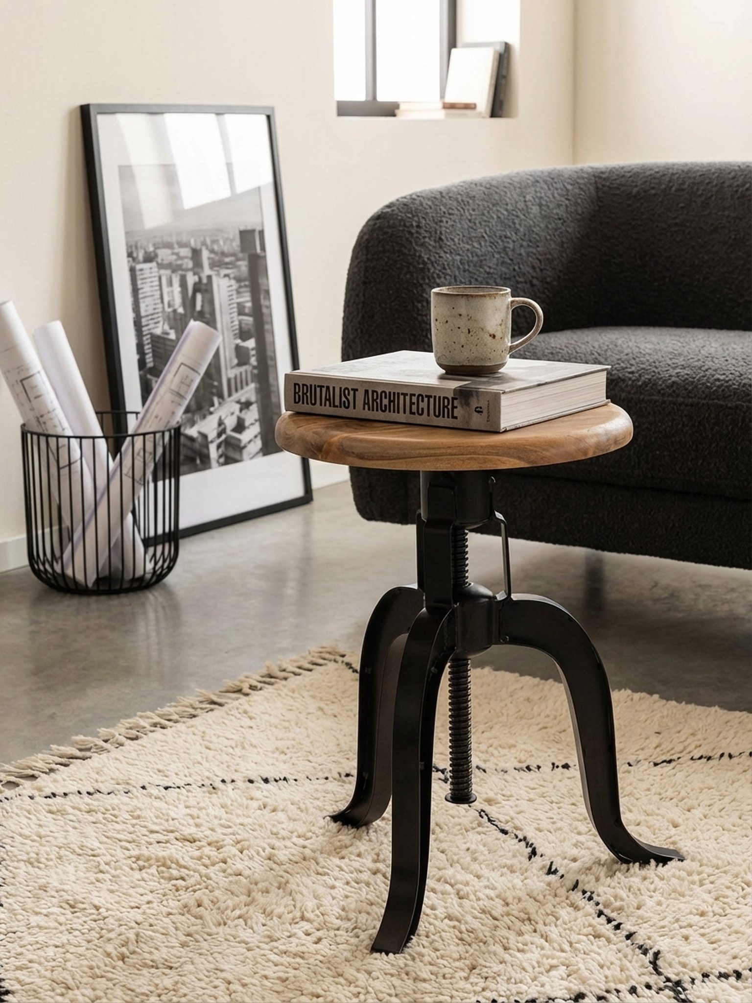 KADIMA DESIGN Sitzhocker Drehhocker 39x62,5x39 cm Akazie Massivholz / Metall Schwarz Drehbar, (Kleiner Barhocker, Metallhocker mit Holzplatte Modern), Design Dekohocker Höhenverstellbar, Stehhocker Rund Industrie
