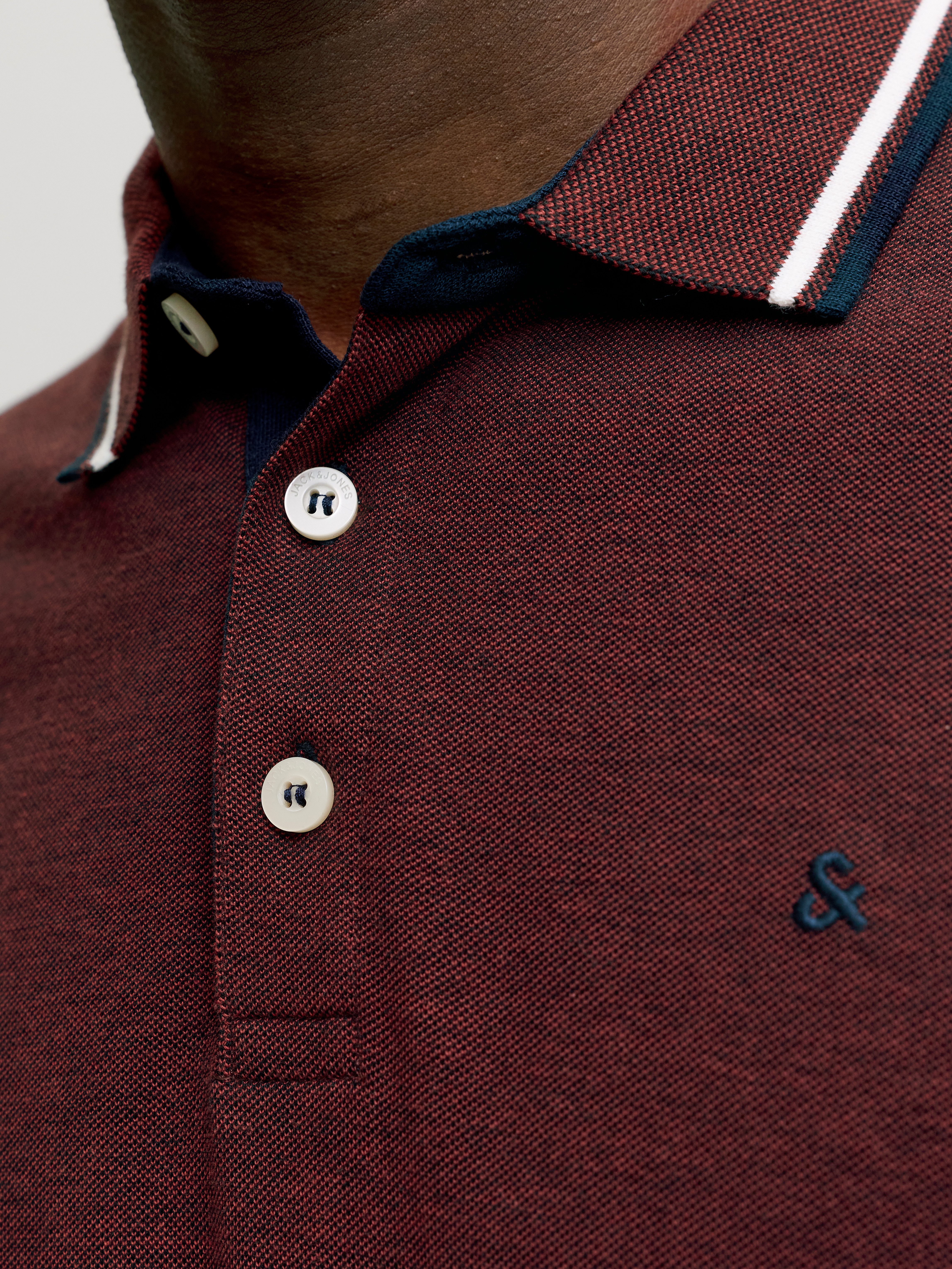 Jack & Jones Poloshirt JJEPAULOS Poloshirt mit klassischem Kragen und figurbetonter Form Logostickerei, modisch, schmal, Baumwolle, Polokragen