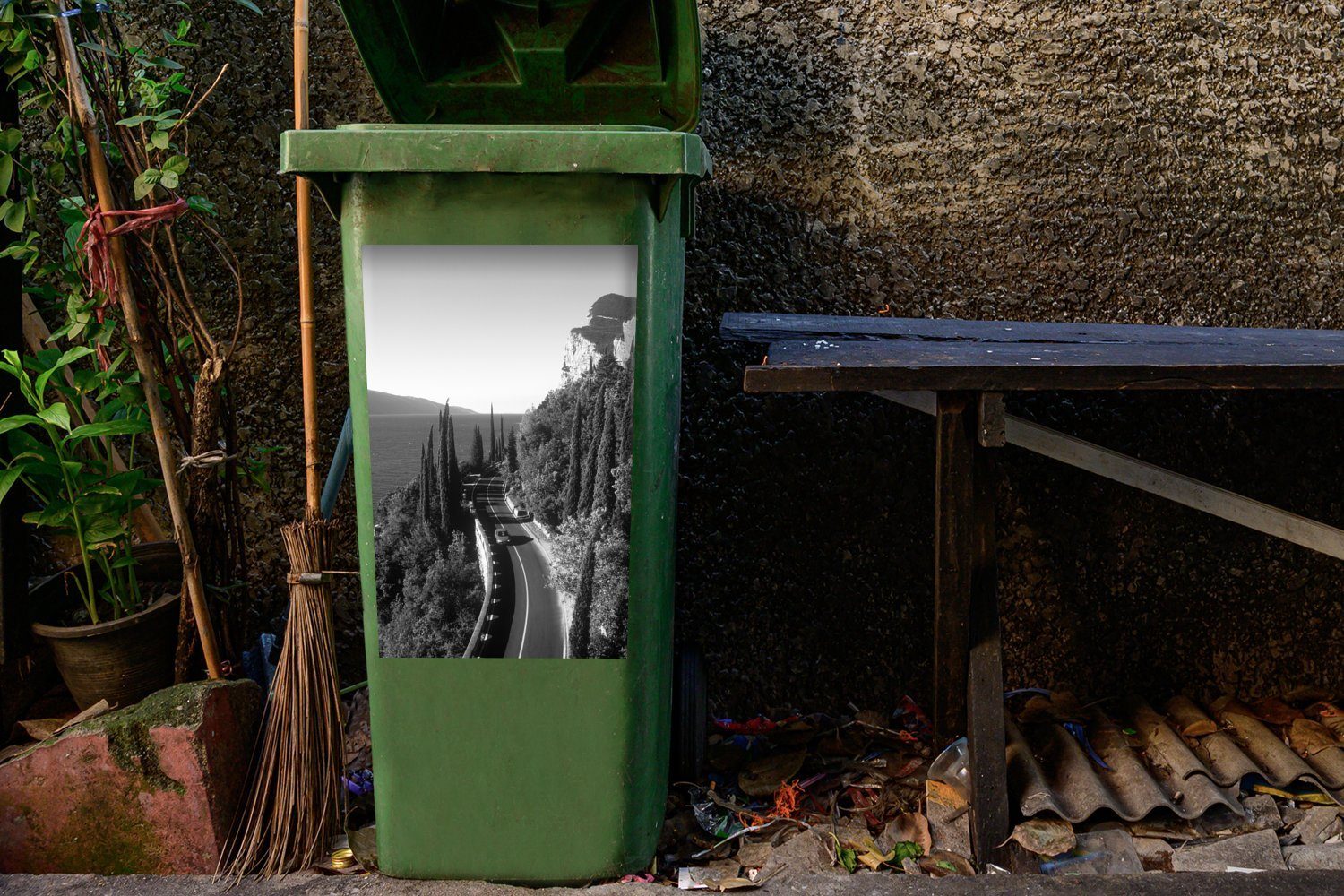 Mülleimer-aufkleber, die in - (1 weiß schwarz Container, Wandsticker St), Berge durch Richtung und Abfalbehälter Gardasee Sticker, Straße Mülltonne, MuchoWow Eine