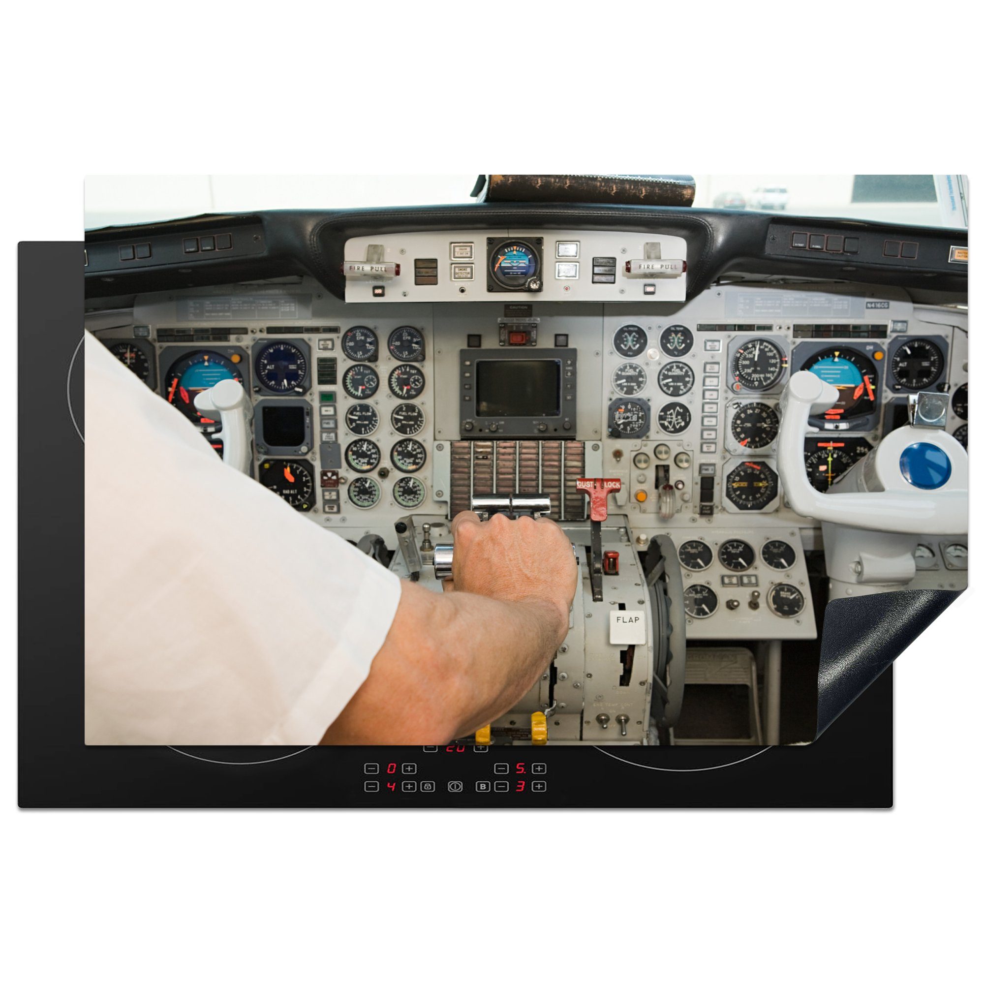 MuchoWow Herdblende-/Abdeckplatte Ein Pilot steuert das Flugzeug im Cockpit, Vinyl, (1 tlg), 81x52 cm, Induktionskochfeld Schutz für die küche, Ceranfeldabdeckung