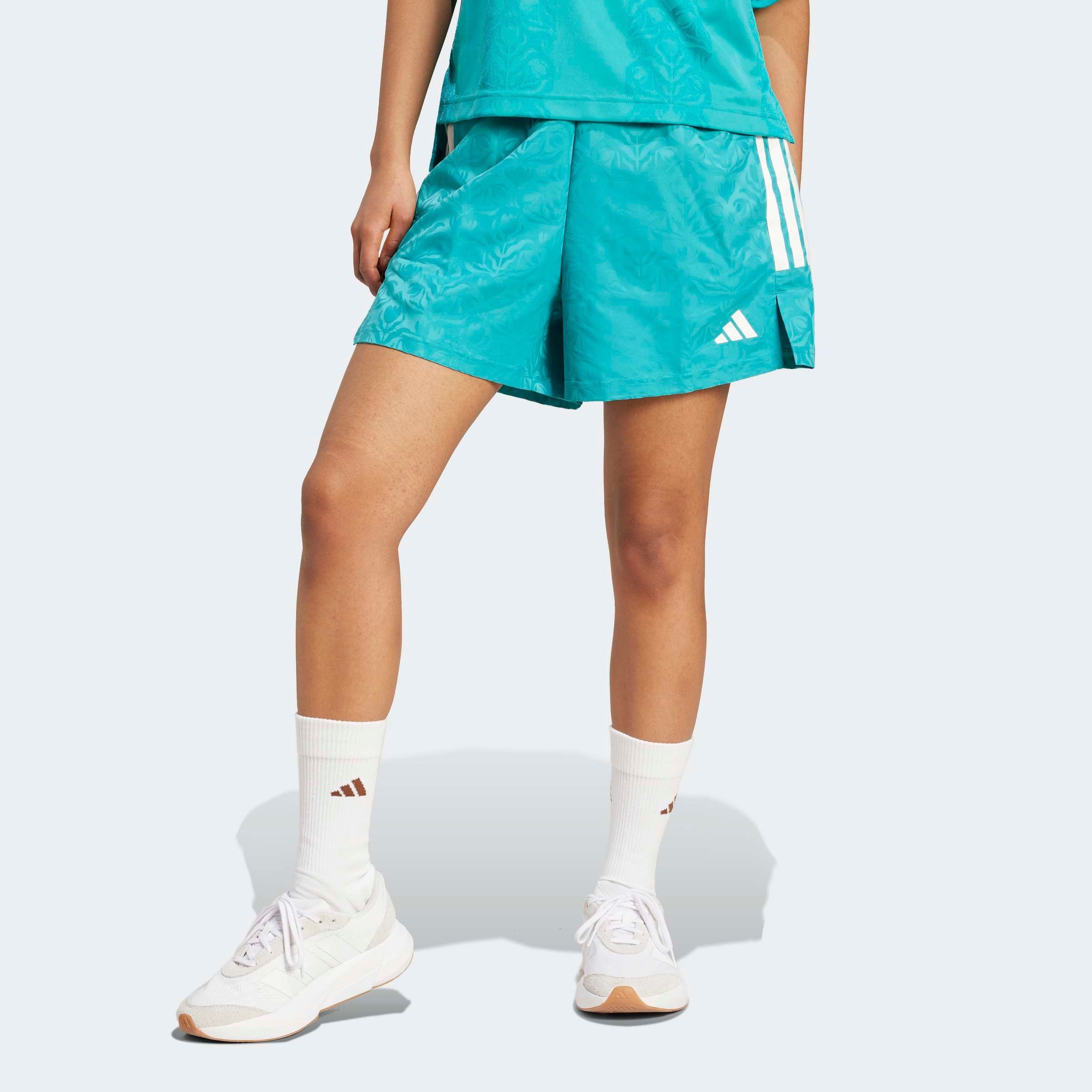 adidas Sportswear Shorts TIRO X COMMON GOAL GEWEBTE lockere Passform, mit Kordelverschluss, aus weichem Material