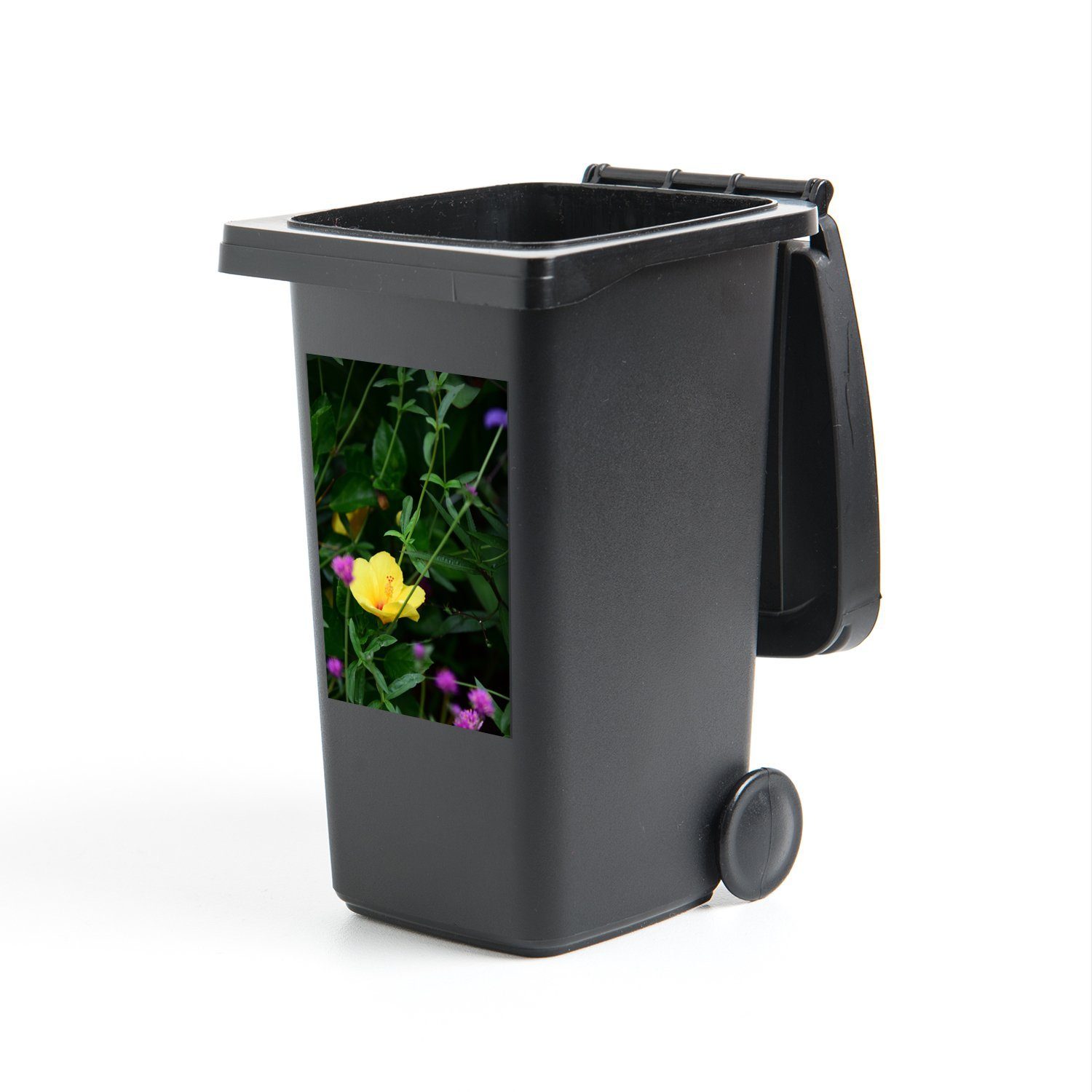 MuchoWow Wandsticker Teunis Blüte zwischen den Grünpflanzen (1 St), Mülleimer-aufkleber, Mülltonne, Sticker, Container, Abfalbehälter