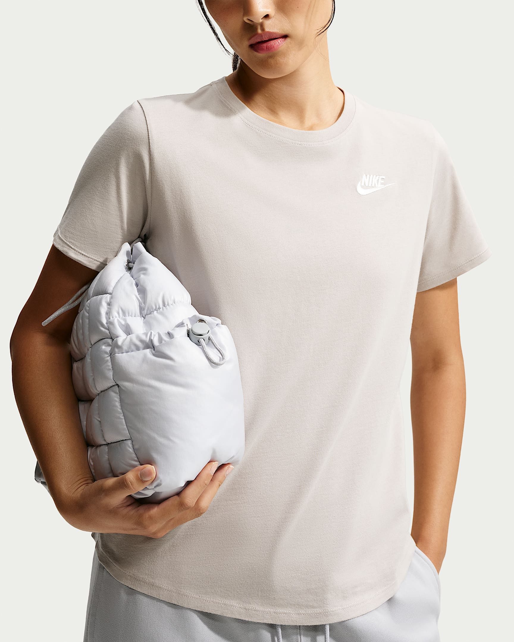 Nike Sportswear T-Shirt W NSW CLUB SS TEE mit leicht abgerundetem Saum, aus Baumwolle in Jersey-Qualität