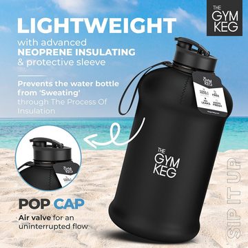 The Gym Keg Trinkflasche 2.2L Gym Trinkflasche mit Neoprene Sleeve und Griff, Wiederverwendbar, Stealth Black 2.2 Liter Polyethylenterephthalat