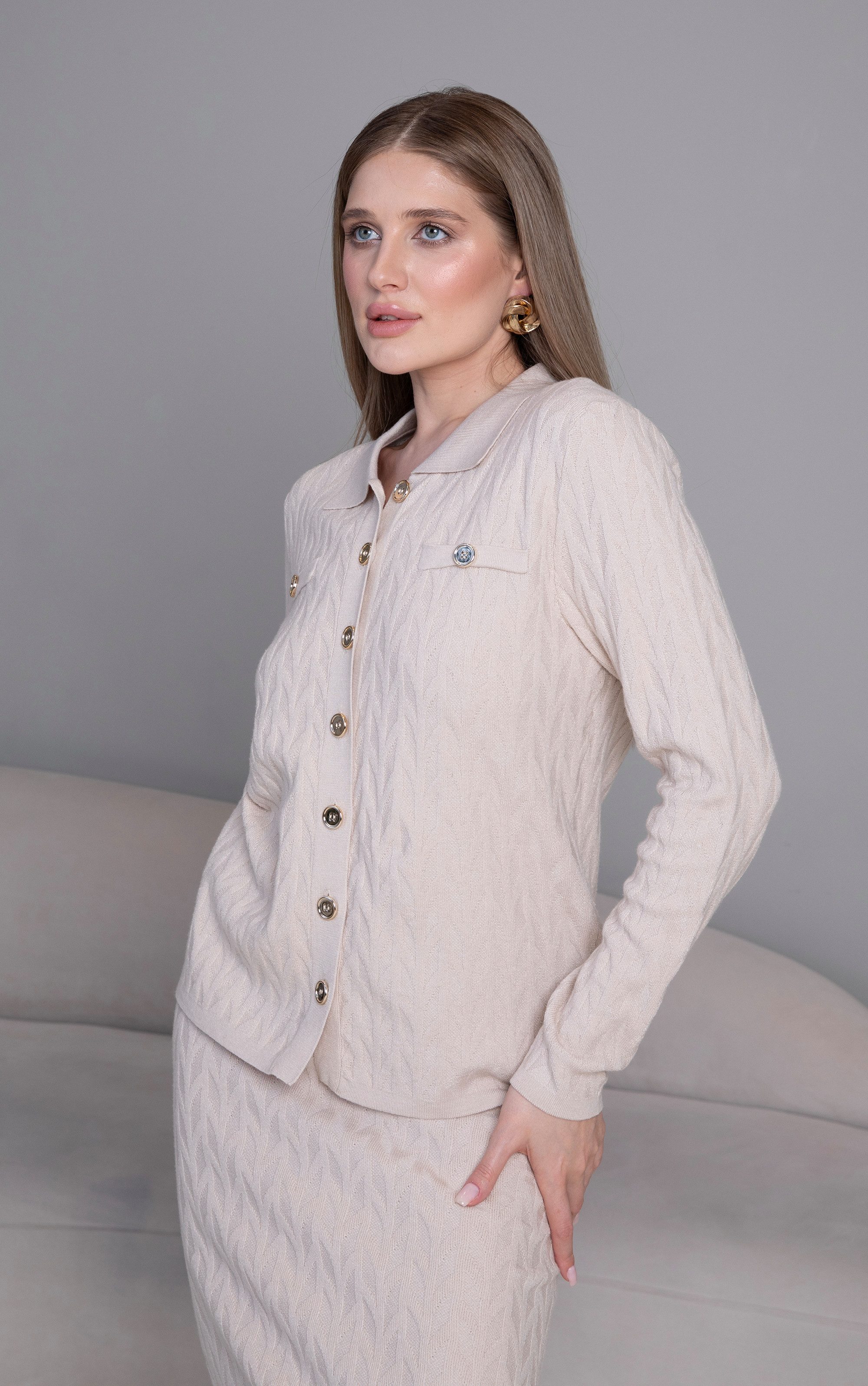 Strickjacke mit Kragen und goldenen Knöpfen in Zopfmuster