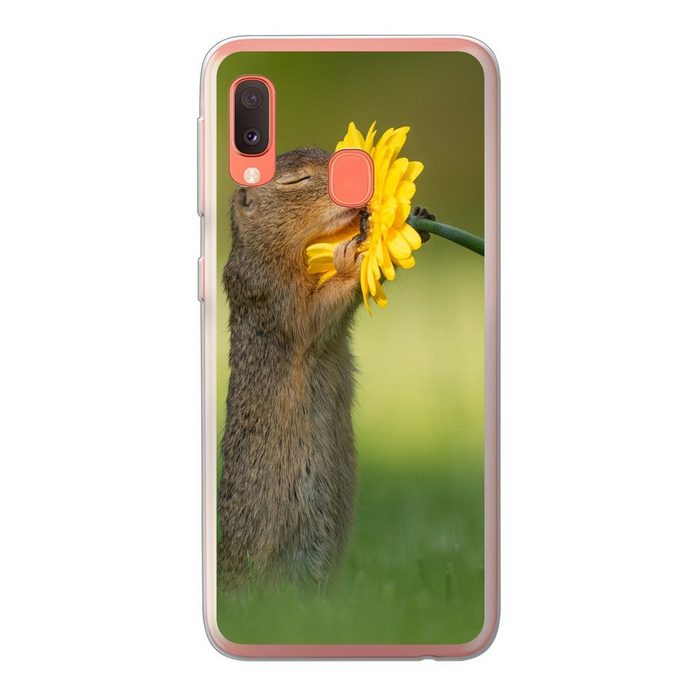 MuchoWow Handyhülle Eichhörnchen schnüffelt an einer gelben Blume von Fotograf Dick van Handyhülle Samsung Galaxy A20e Smartphone-Bumper Print Handy