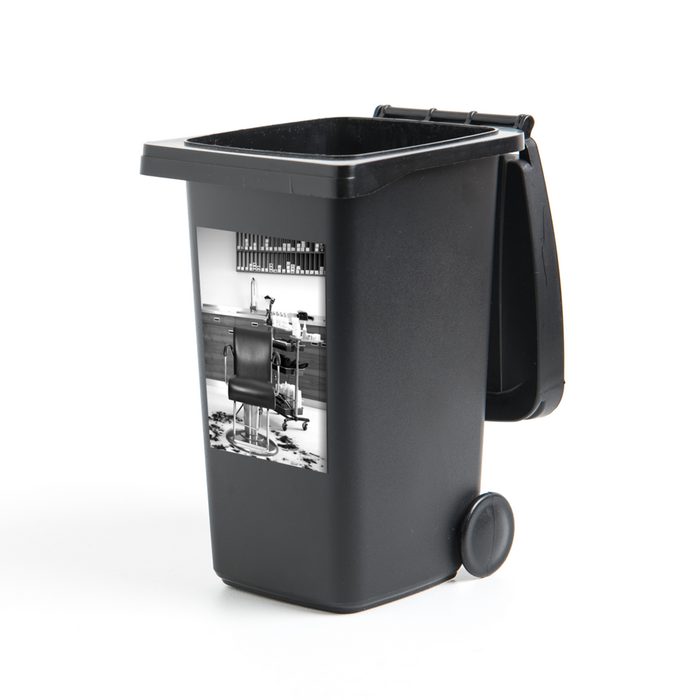 MuchoWow Wandsticker Ein leerer Friseurstuhl mit abgeschnittenem Haar - schwarz und weiß (1 St) Mülleimer-aufkleber Mülltonne Sticker Container Abfalbehälter