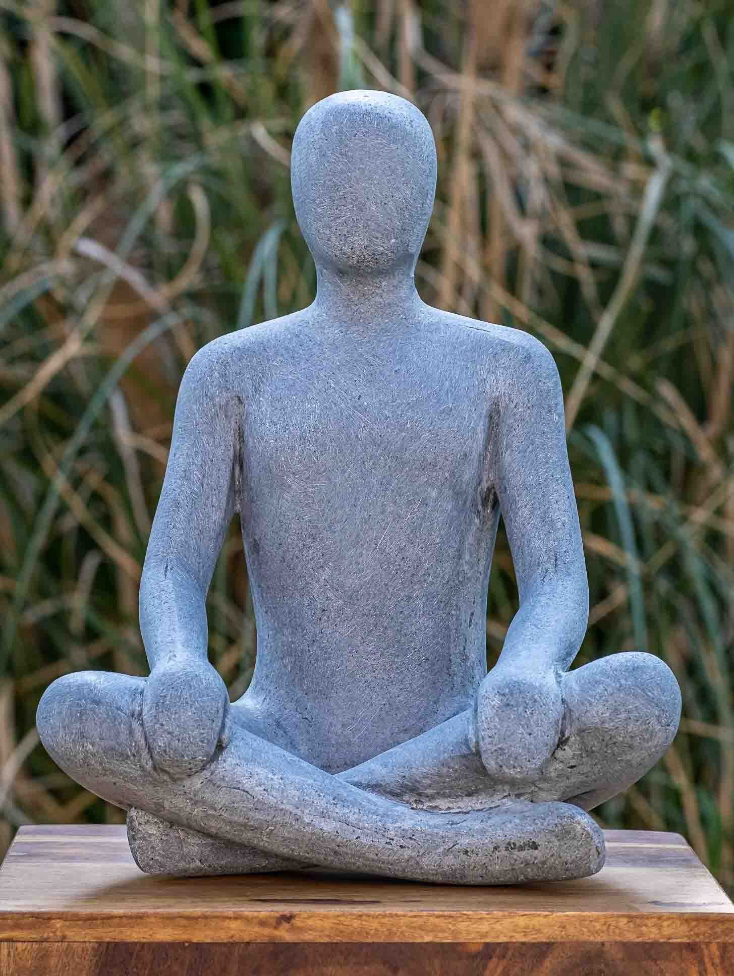 IDYL Dekofigur IDYL Moderne Skulptur Figur Sandsteinguss "Sitting Man crossed legs", Diese Figuren fallen auf durch ihre Schlichtheit und Eleganz. Die dezent strukturierte und matte Oberfläche mit weichen Erscheinungsbild prägen den Charakter dieser Statuen.