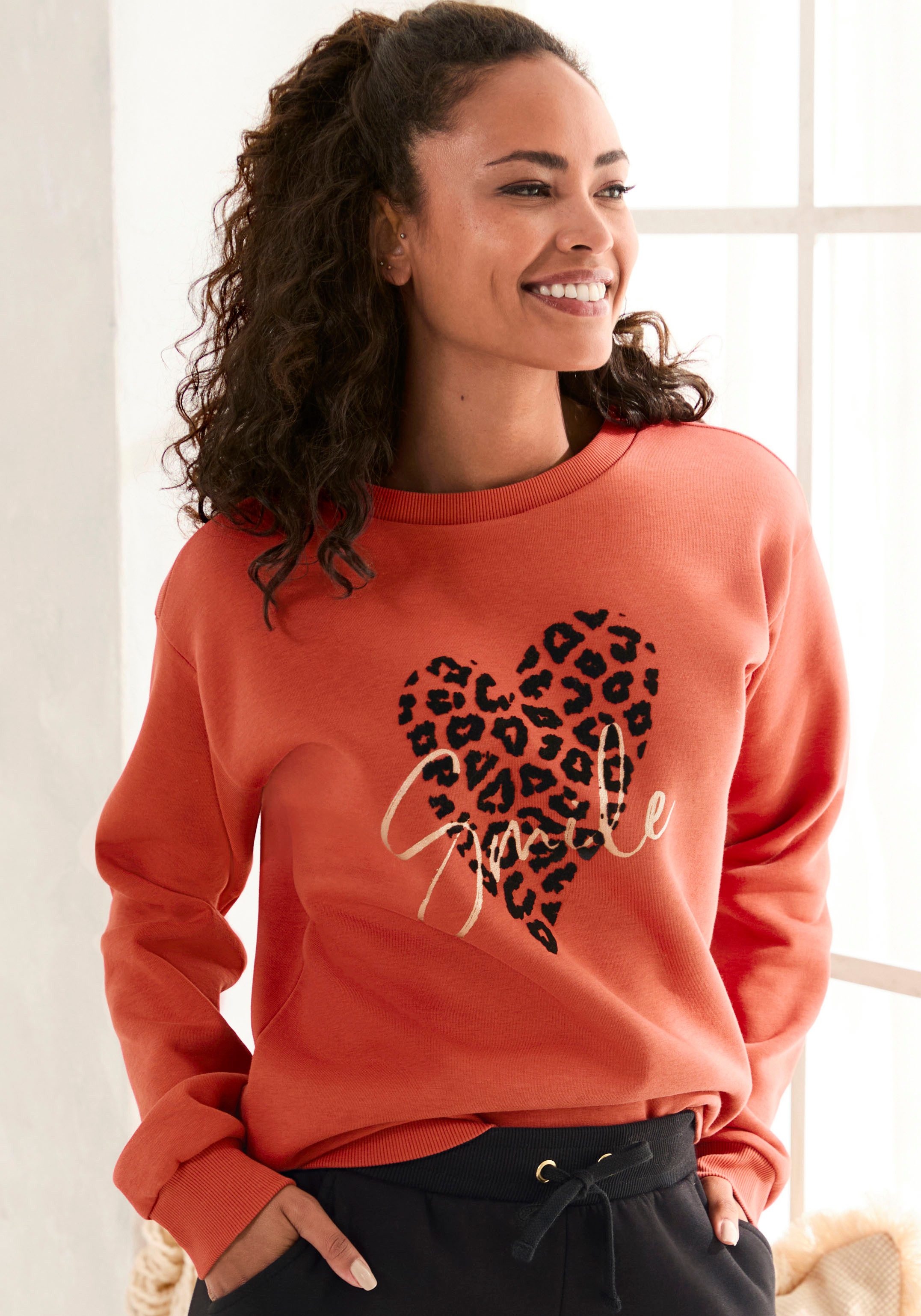 LASCANA Sweatshirt mit Herz-Leo-Druck, Loungewear