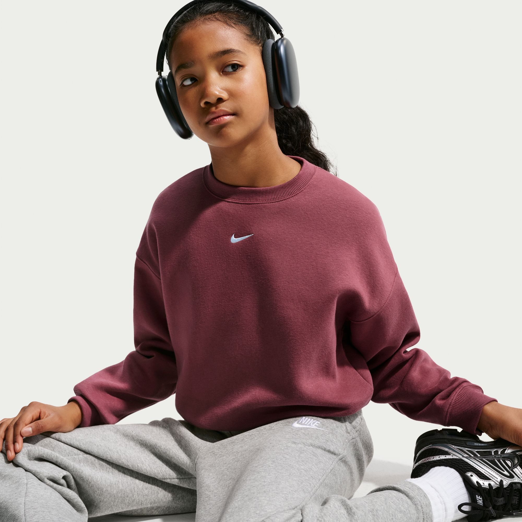 Nike Sportswear Sweatshirt G NSW STUDIO FLC BXY OS LBR Langarm-Design, mit Rundhalsausschnitt, aus Baumwolle und Polyester