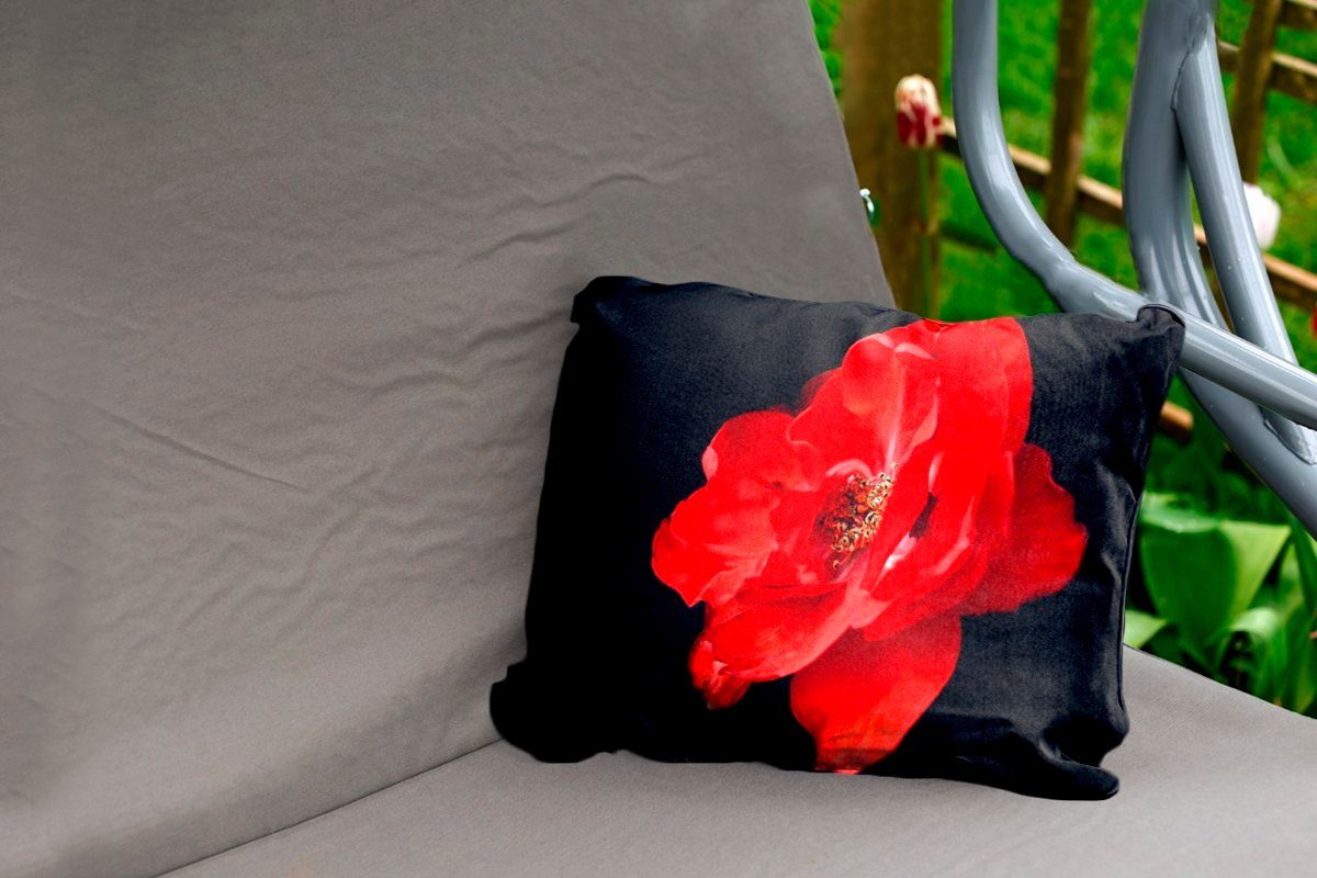 MuchoWow Dekokissen Eine rote Pfingstrose Dekokissenbezug, Polyester, auf schwarzem Outdoor-Dekorationskissen, Kissenhülle Hintergrund