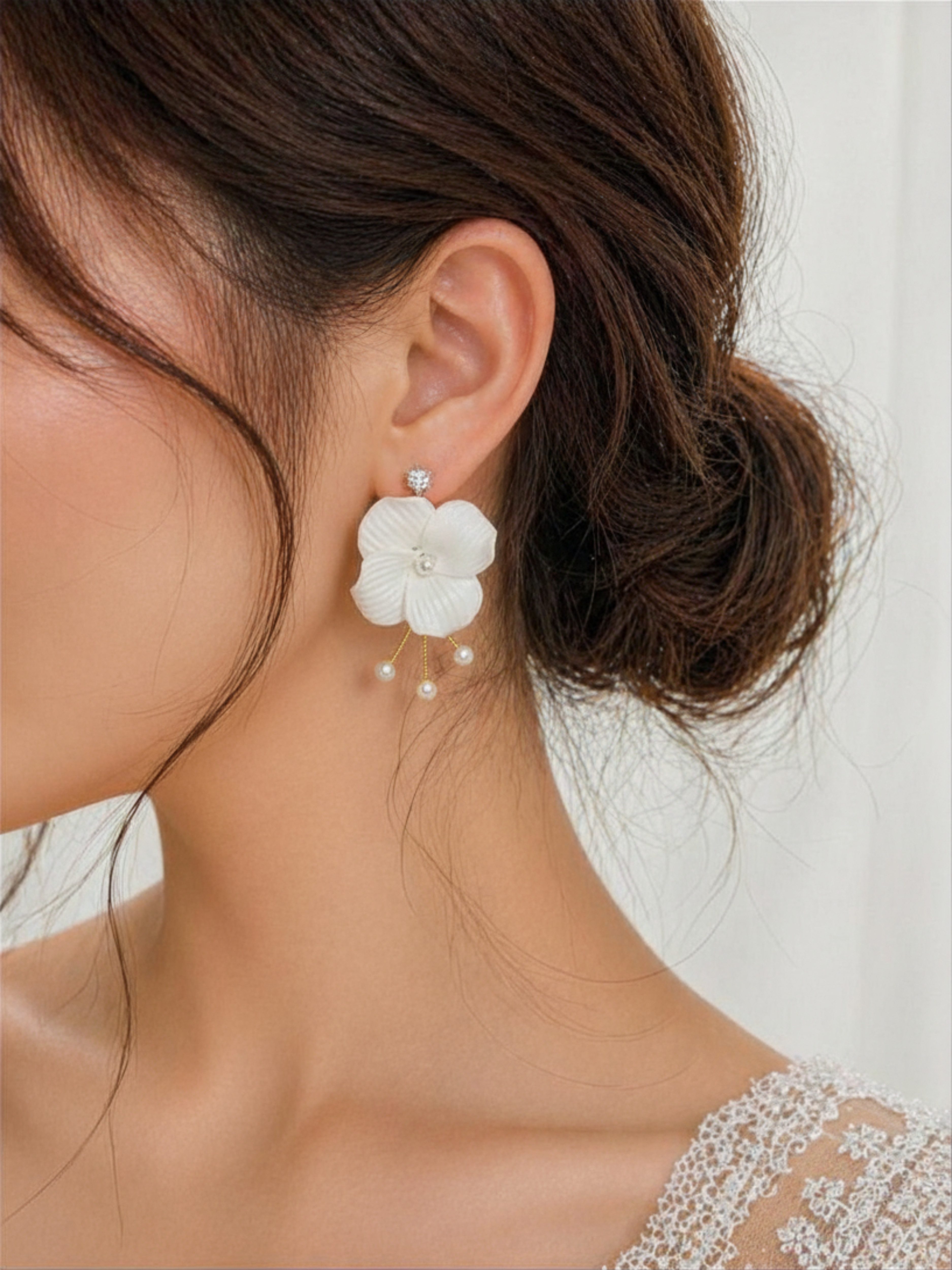 ANNIS WIESBADEN EST. 2021 Paar Ohrhänger Brautohrringe Amélie – Perlenblüte ivory mit Strasskristall, Ohrringe für die Braut
