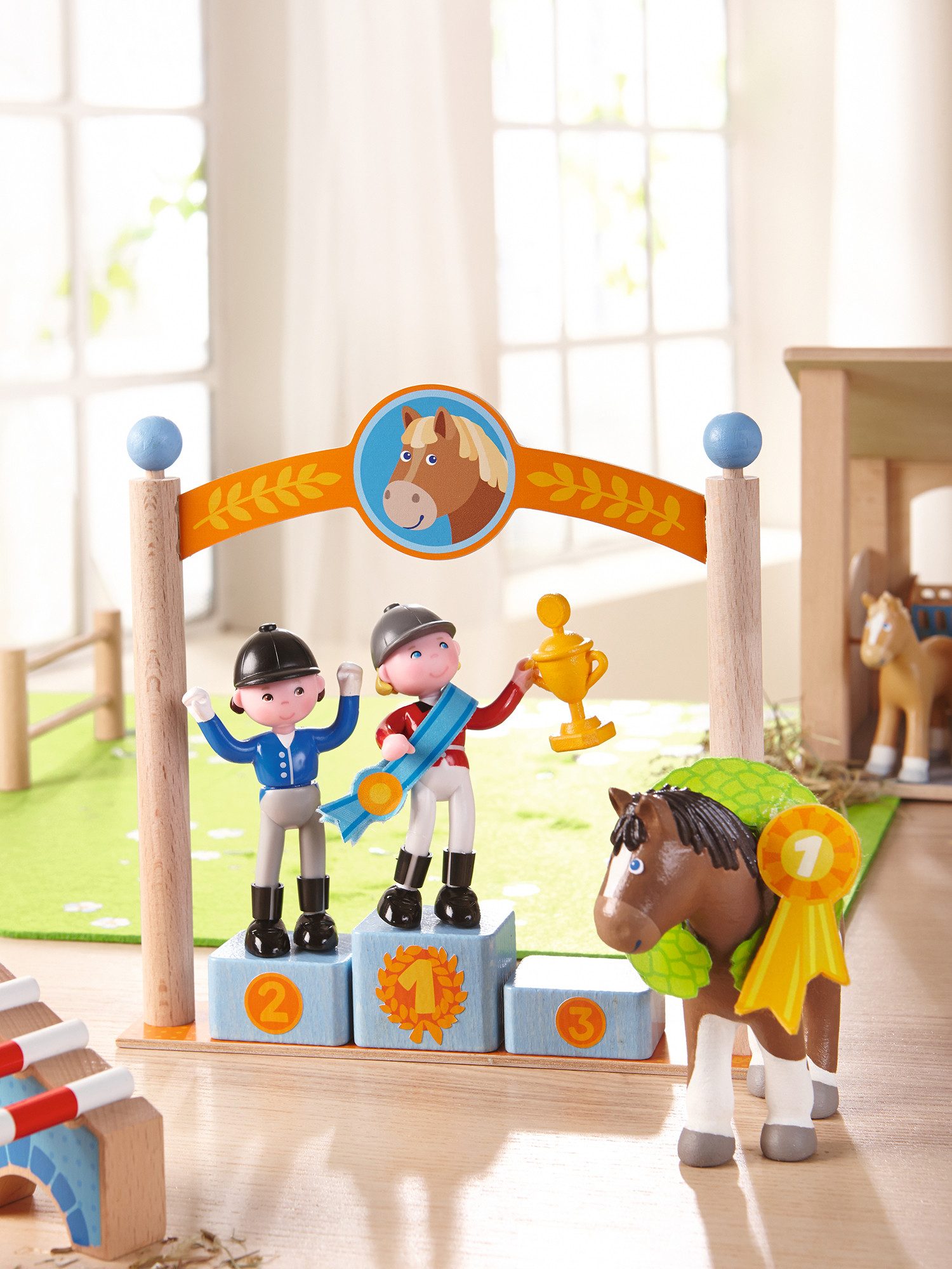 Haba Minipuppe Little Friends, Siegerpodest Puppenhaus günstig online kaufen