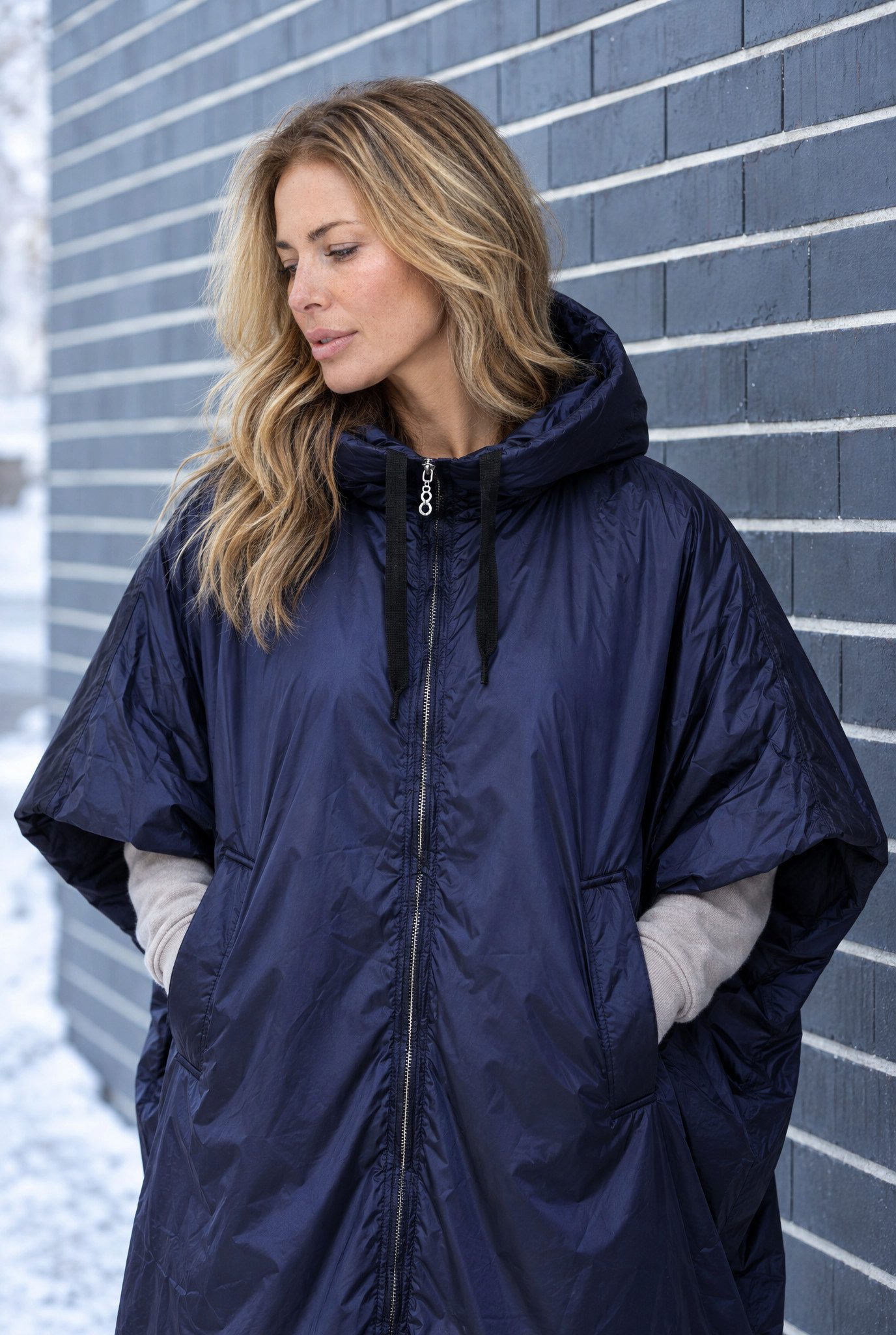 Travel 8 Poncho Moderner Daunenponcho mit Gummizug und Kapuze in Navy – Bild 3 von 5