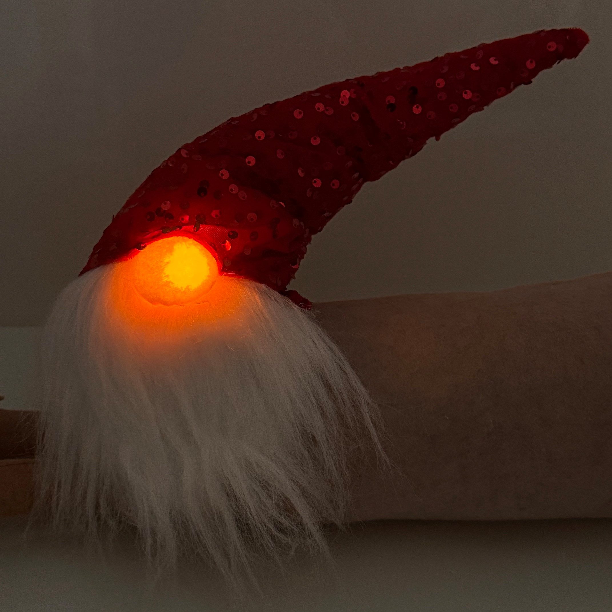 Online-Fuchs Wichtel XL liegend mit leuchtender LED Nase - Weihnachtsdeko innen (90 cm lang, mit dekorativen Pailletten auf der Zipfelmütze), inklusive praktischer 6-Stunden Timerfunktion