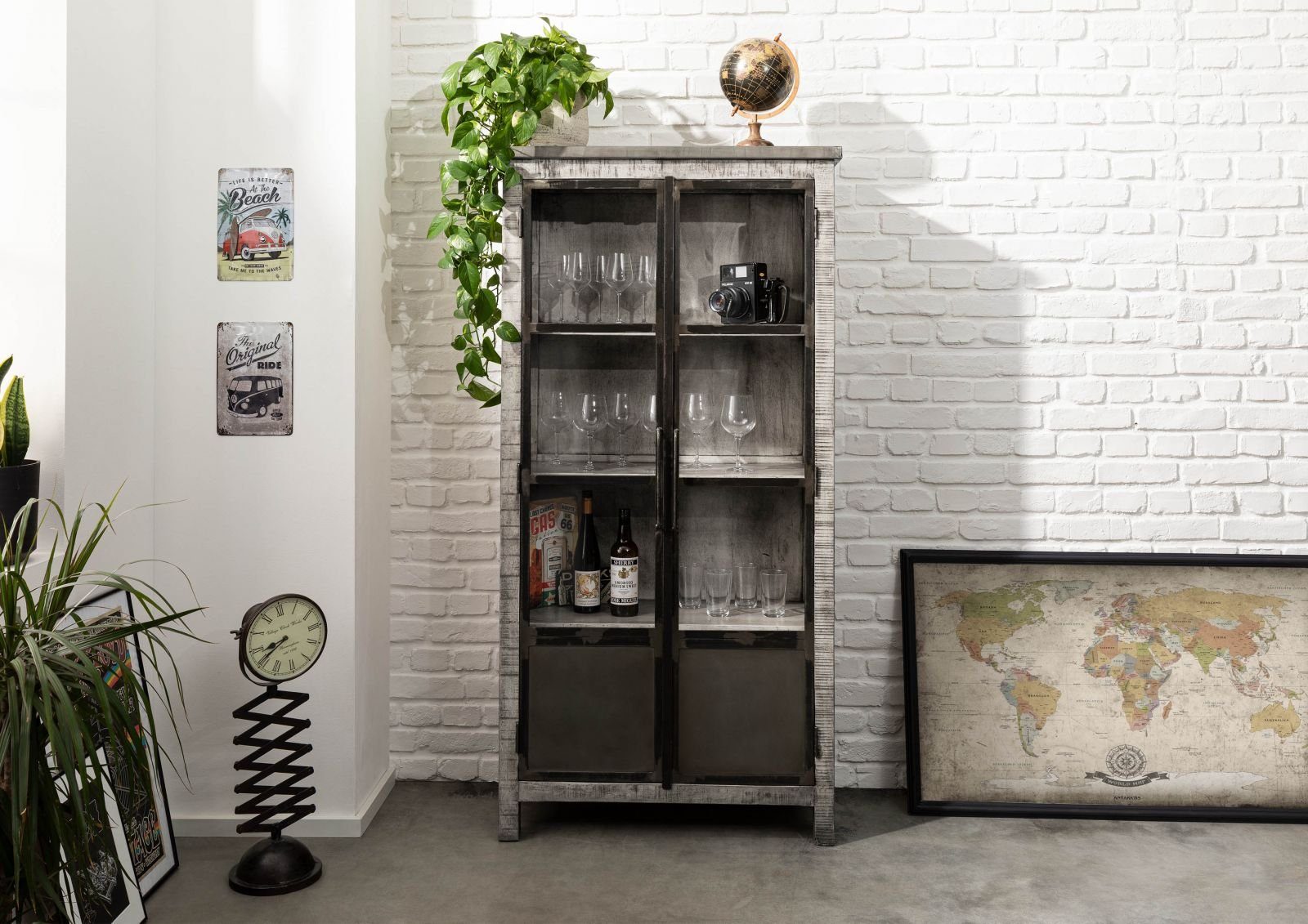 Massivmoebel24 Standvitrine HEAVY INDUSTRY (Vitrine Mango 90x40x180 grau lackiert HEAVY INDUSTRY #141) Vitrine Mango 90x40x180 grau lackiert HEAVY INDUSTRY #141