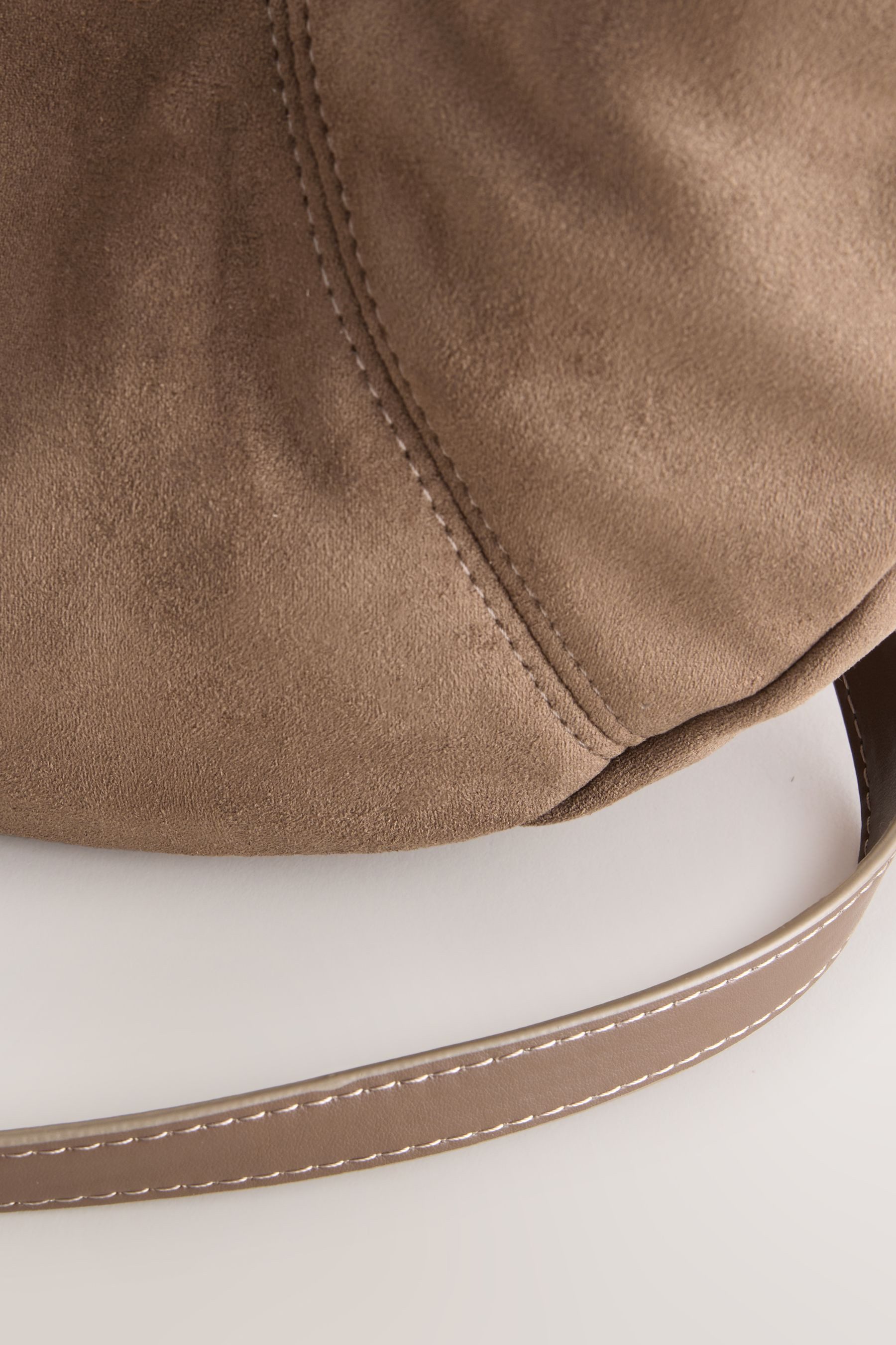 Next Umhängetasche Schultertasche aus Veloursleder (1-tlg)