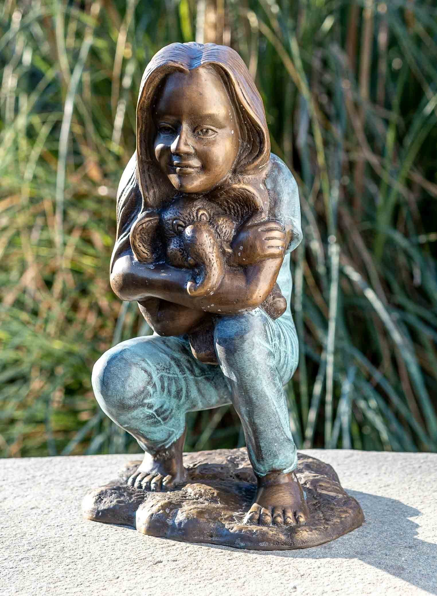IDYL Gartenfigur IDYL Bronze-Skulptur Mädchen mit einer Elefantenpuppe, Bronze – sehr robust – Langlebig – witterungsbeständig gegen Frost, Regen und UV-Strahlung. Die Modelle werden in Wachsausschmelzverfahren in Bronze gegossen und von Hand patiniert.