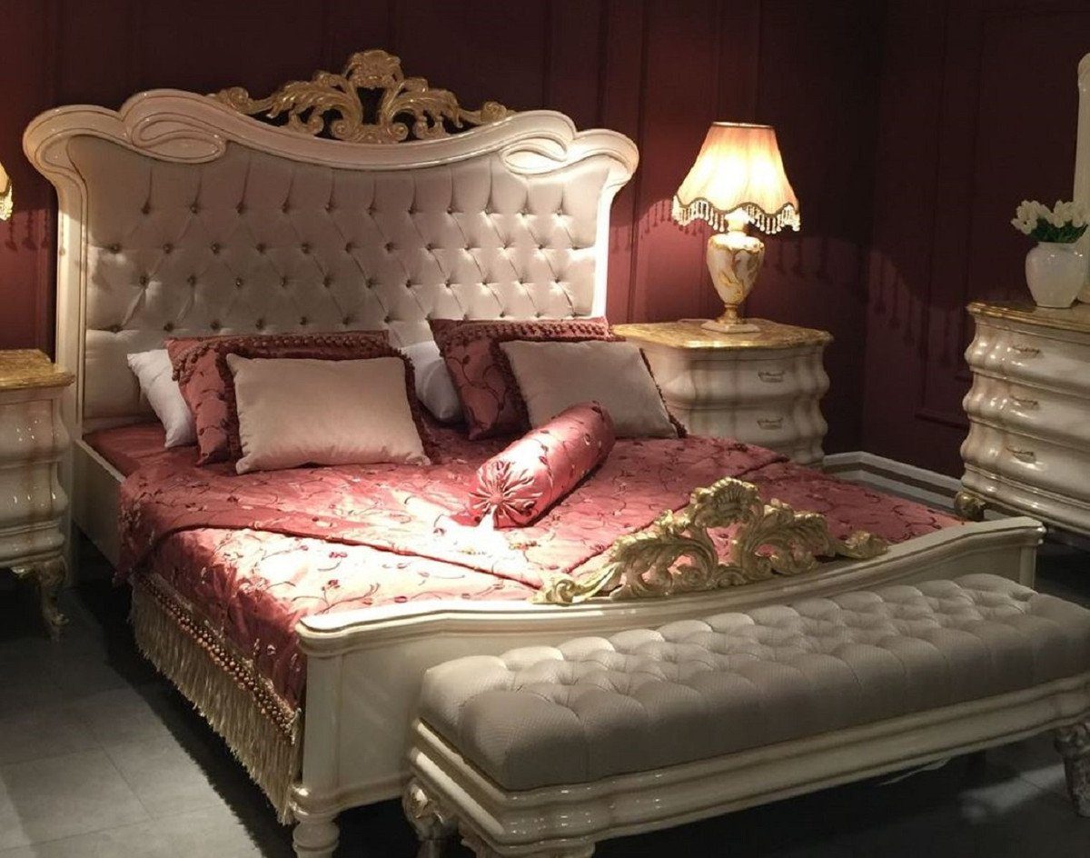 Casa Padrino Bett Doppelbett Grau / Weiß / Gold - Prunkvolles Massivholz Bett mit Glitzersteinen - Schlafzimmer Möbel