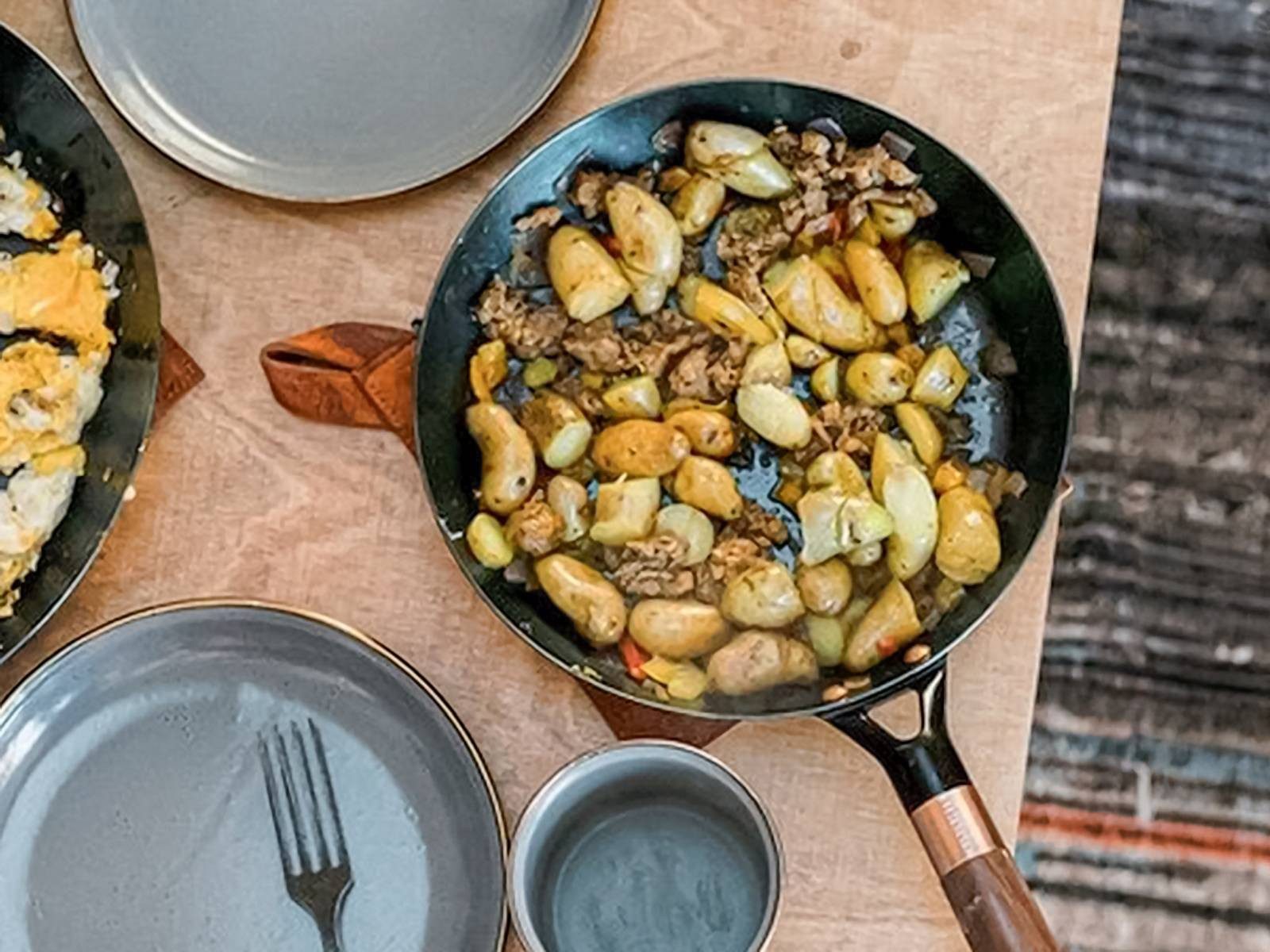 Barebones Bratpfanne "Steel" Skillet" Pfanne für Outdoor, Camping, ø 24cm, Griff abnehmbar, Eisen (Eisenpfanne, 1-tlg), Carbon-Stahlpfanne, schnelles Aufheizen, Holzgriff abnehmbar