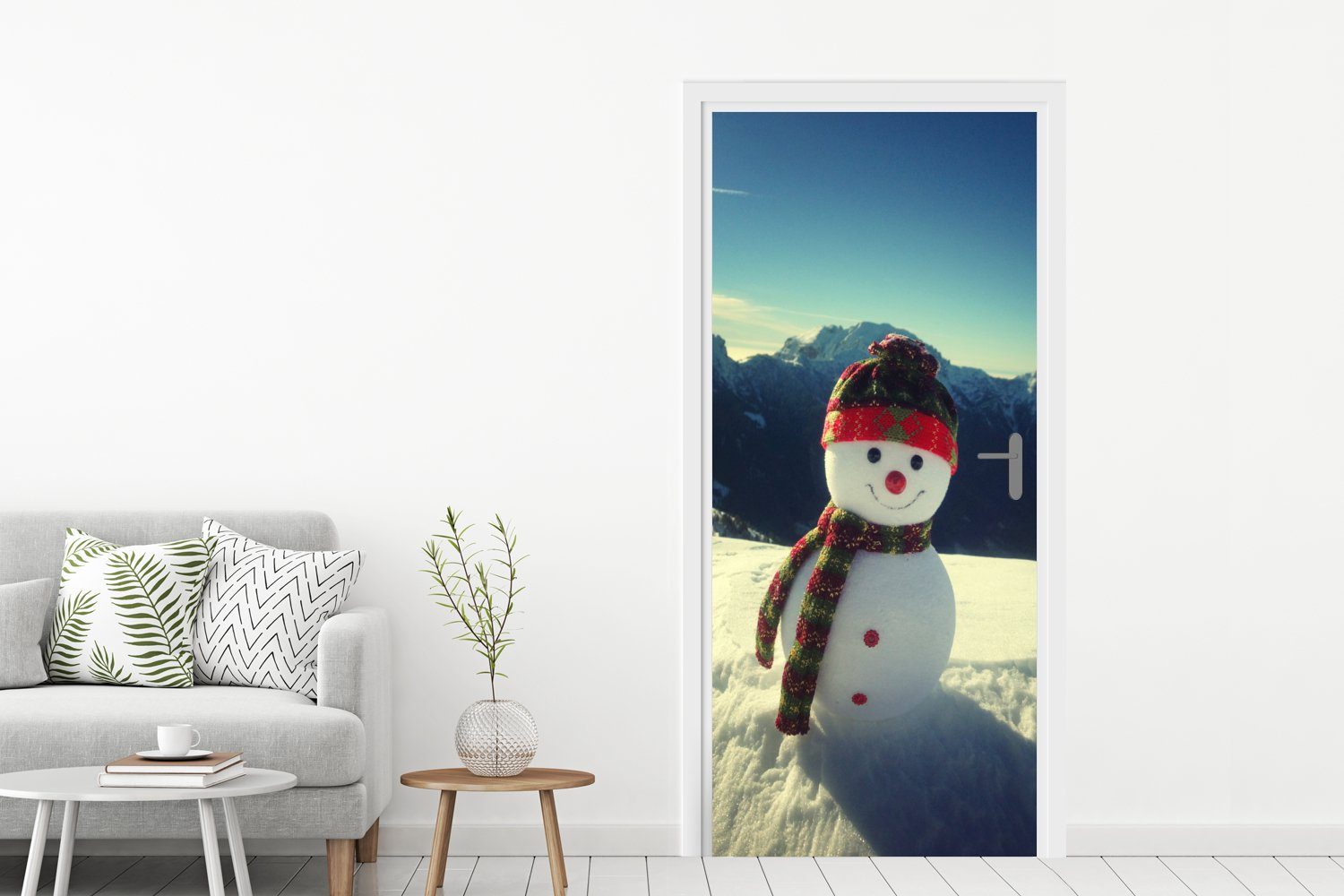 Türaufkleber, Türtapete Matt, Blick Tür, während der Weihnachtszeit, MuchoWow Landschaft auf Schneemann für cm bedruckt, (1 die Fototapete mit St), 75x205