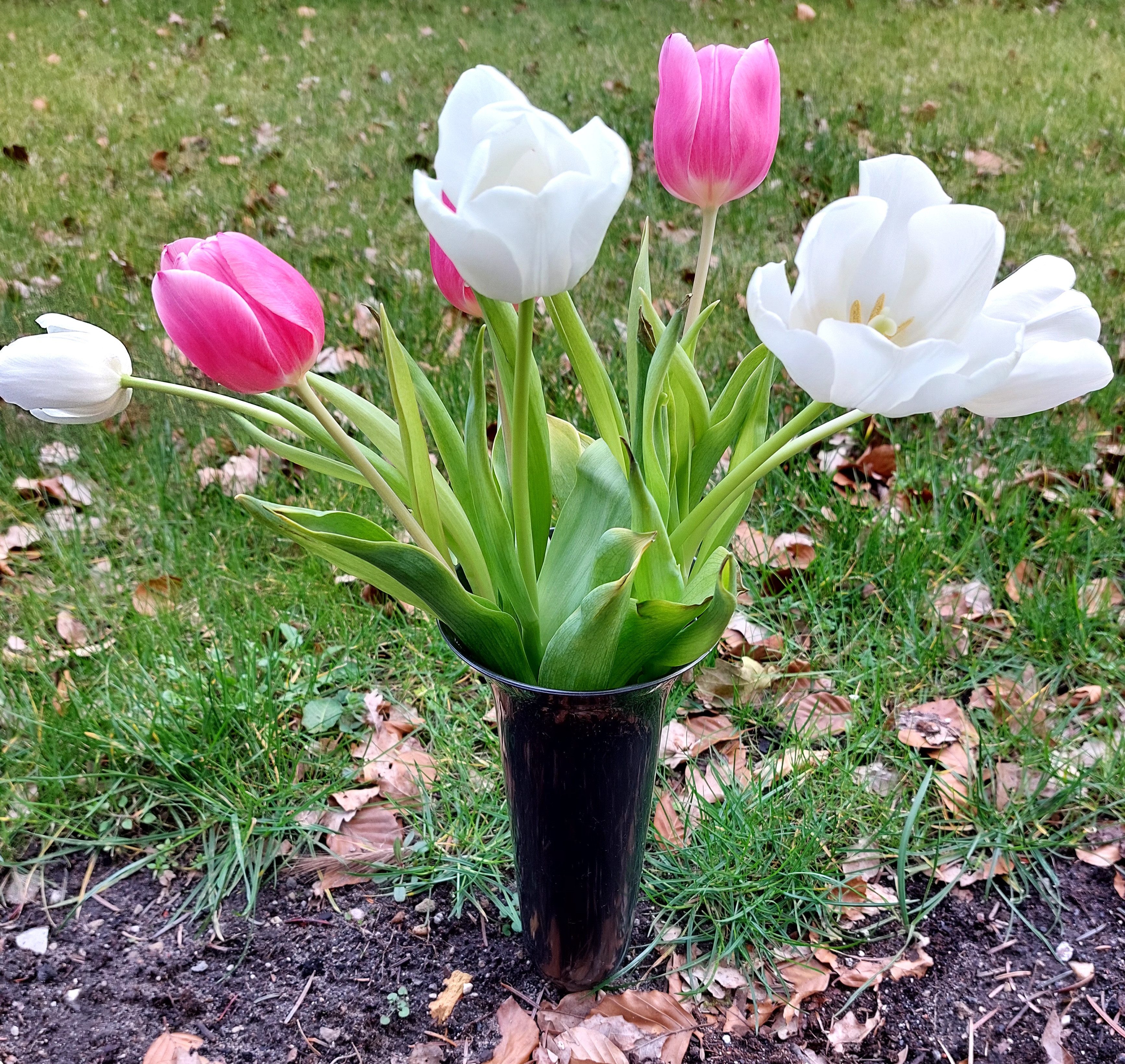 meytrade Bodenvase Grabvase 2 Größen 26cm + 32cm mit Erdspieß, wetterfest, dunkelgrau (2 Stück), Streckvase für Friedhof in 2 Größen im 2er Set