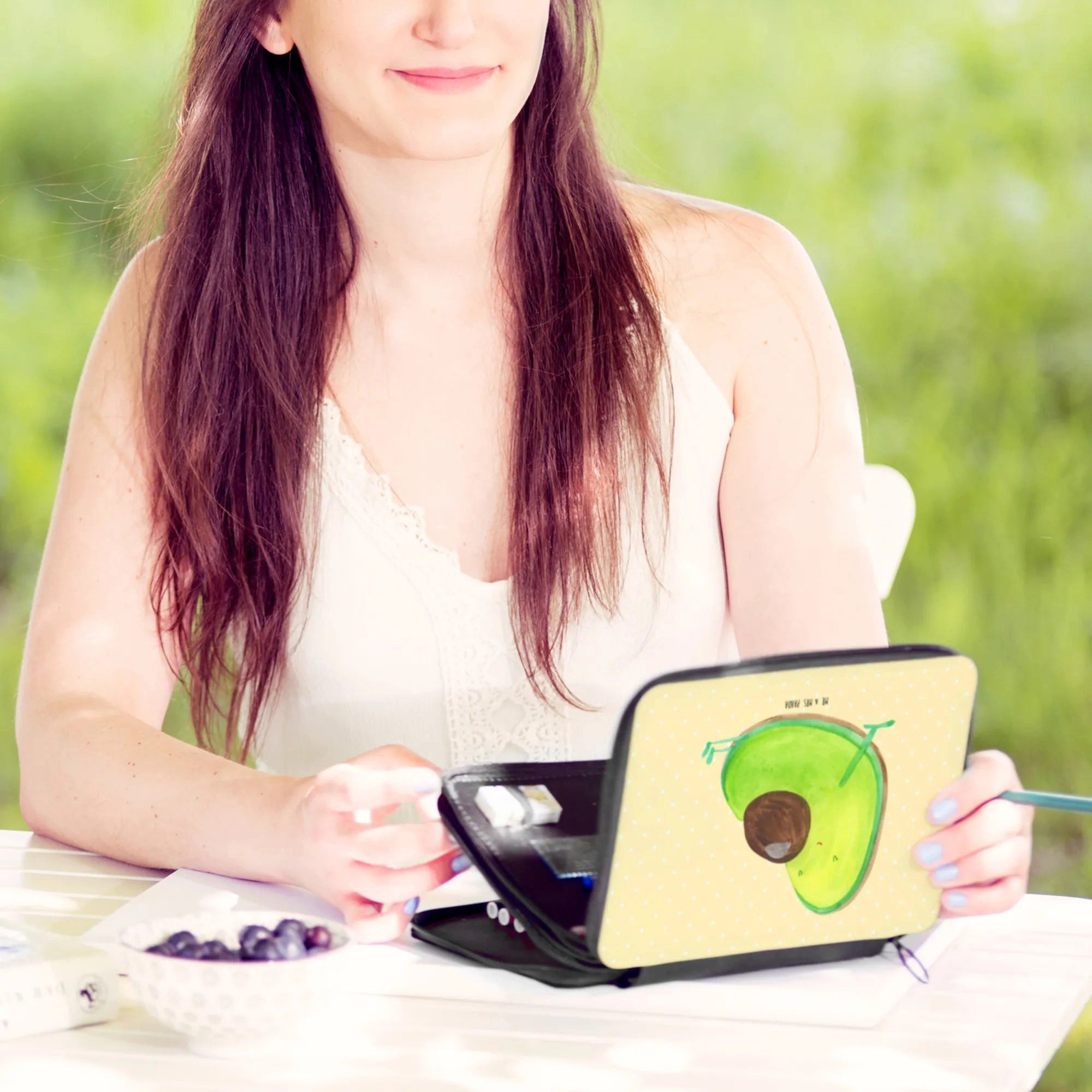 Thumbnail - Mr. & Mrs. Panda Federmäppchen Avocado Schwangerschaft - Gelb Pastell - Geschenk, Babyparty, Vegan, (Packung, 1-tlg., Av...