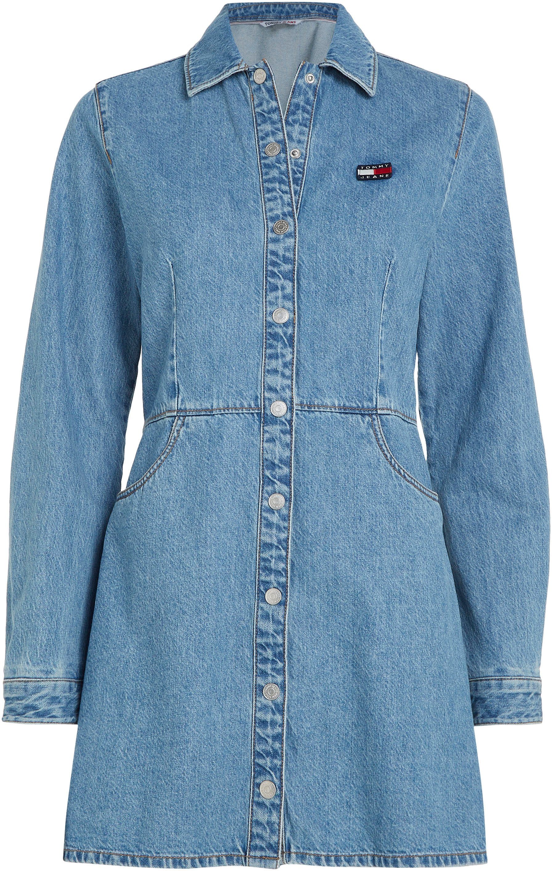 DRESS am Jeans Tommy Krageninneren TJW mit dezentem MINI BADGE Jeanskleid LS Kontrastband DENIM