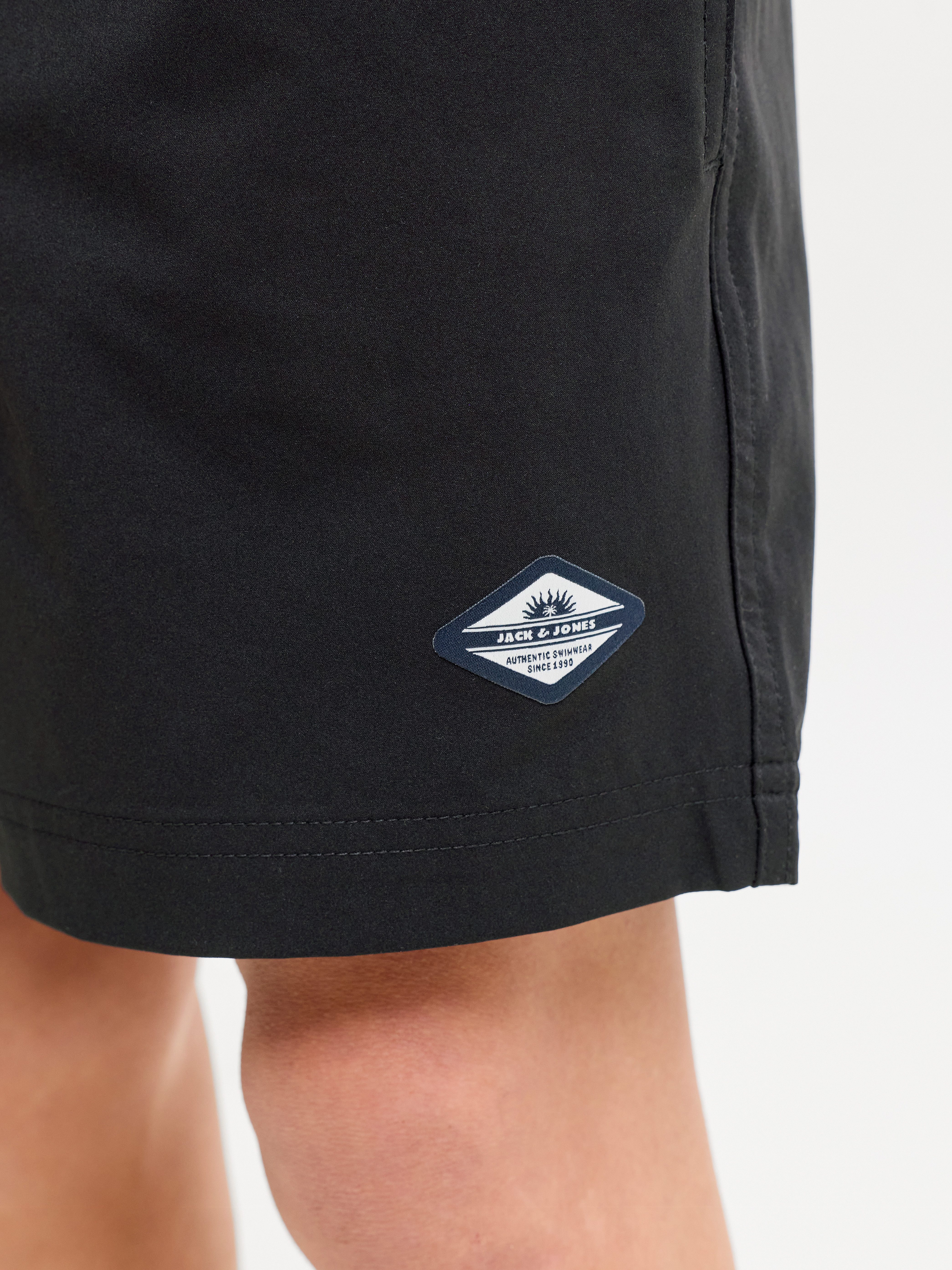 Jack & Jones Junior Badeshorts JPSTMAUI SURF DOUBLE WB SWIMSHORT SN JNR mit Logobund und Kordelzug – Bild 2 von 5