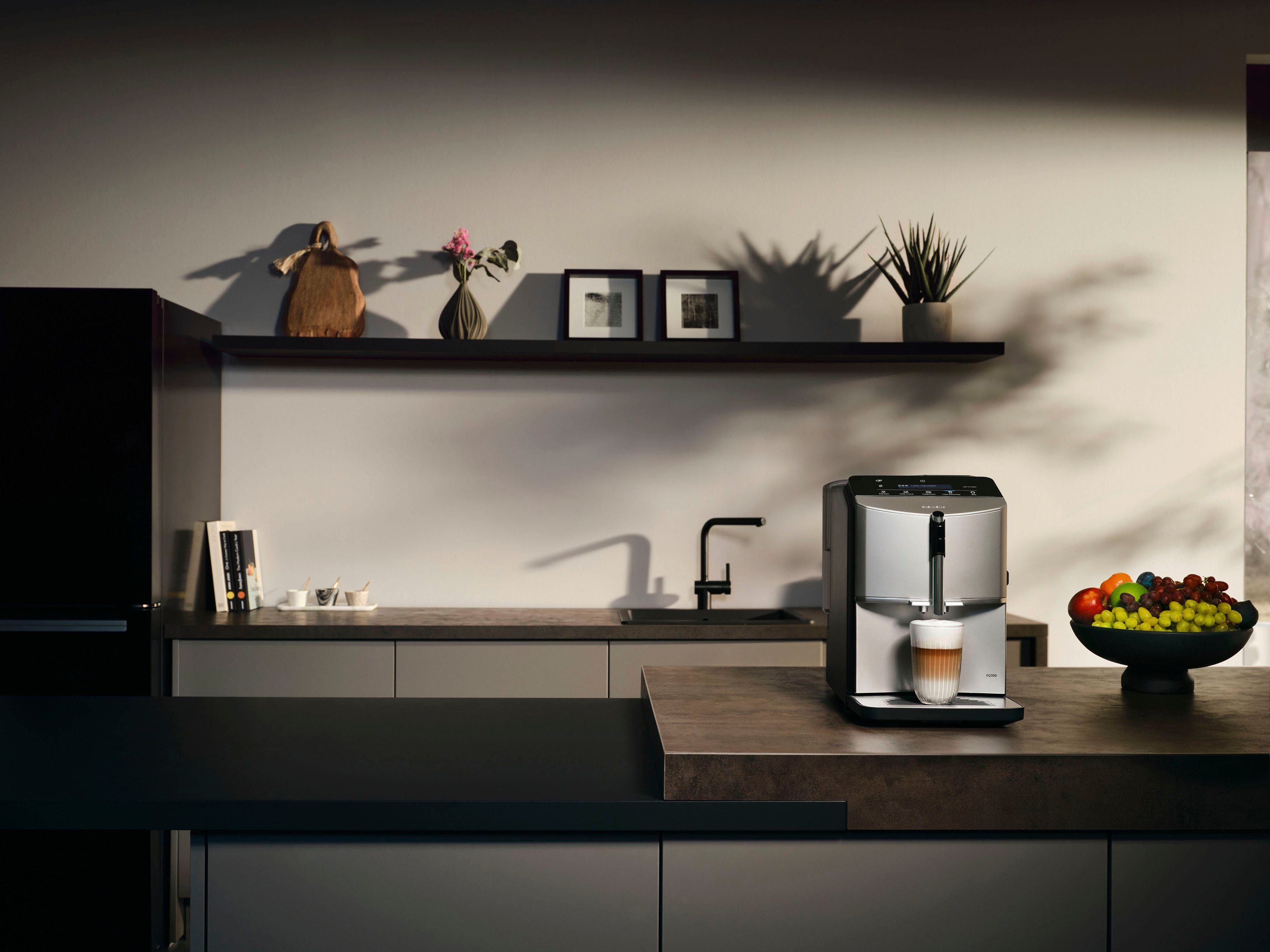 SIEMENS Kaffeevollautomat EQ300 TF303E07, viele Kaffeespezialitäten, OneTouch-Funktion, benutzerfreundliches Display, Keramikmahlwerk, silber metallic – Bild 3 von 5