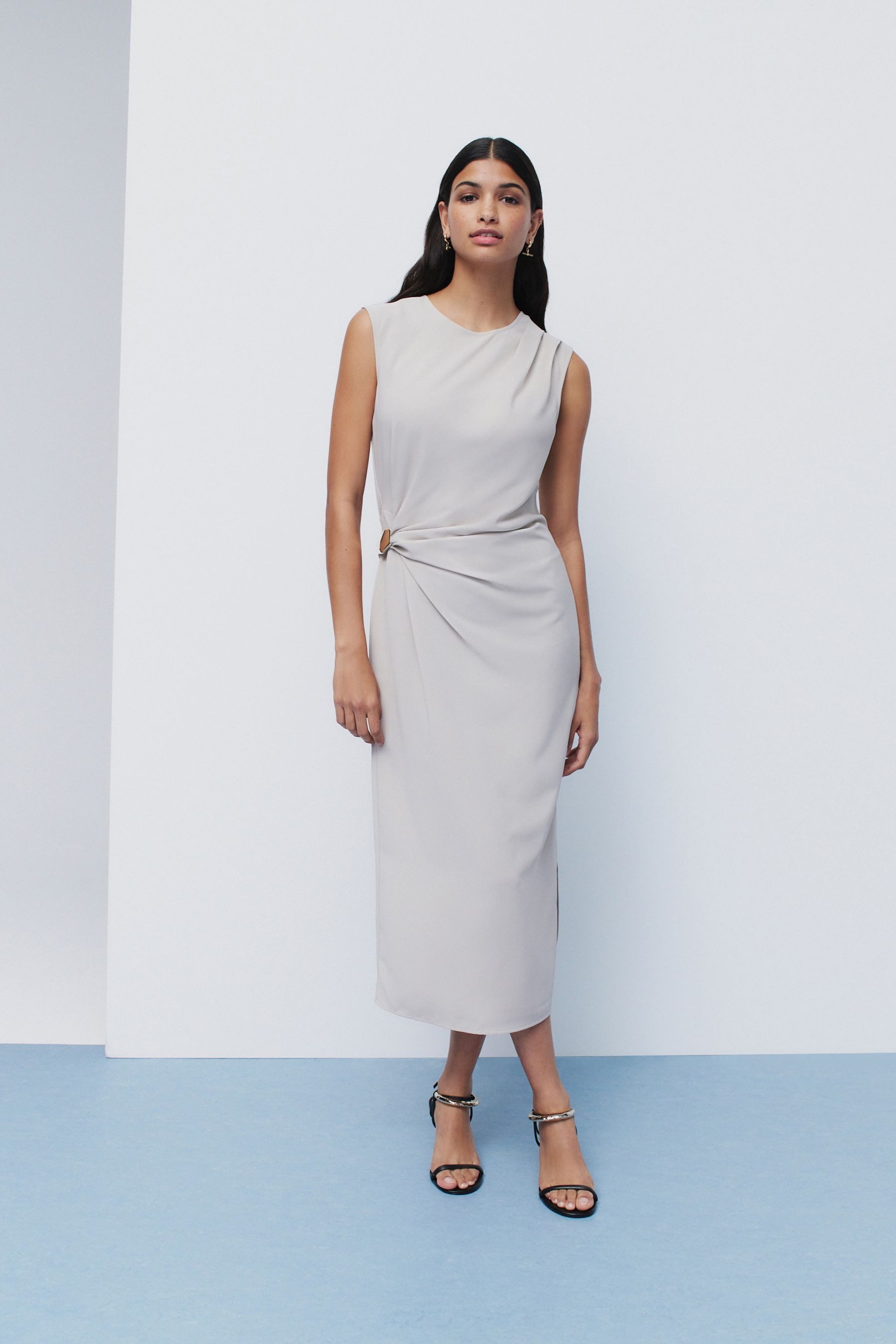 Next Midikleid Drapiertes Midikleid mit goldfarbenem Beschlag (1-tlg)