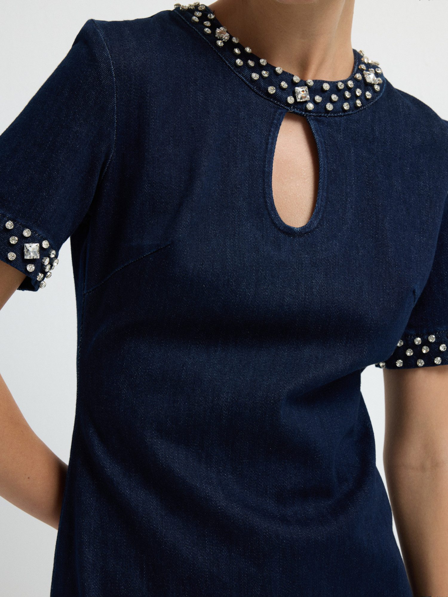 adL Minikleid Kurzärmeliges Kleid mit Schmuckdetails – Bild 4 von 5