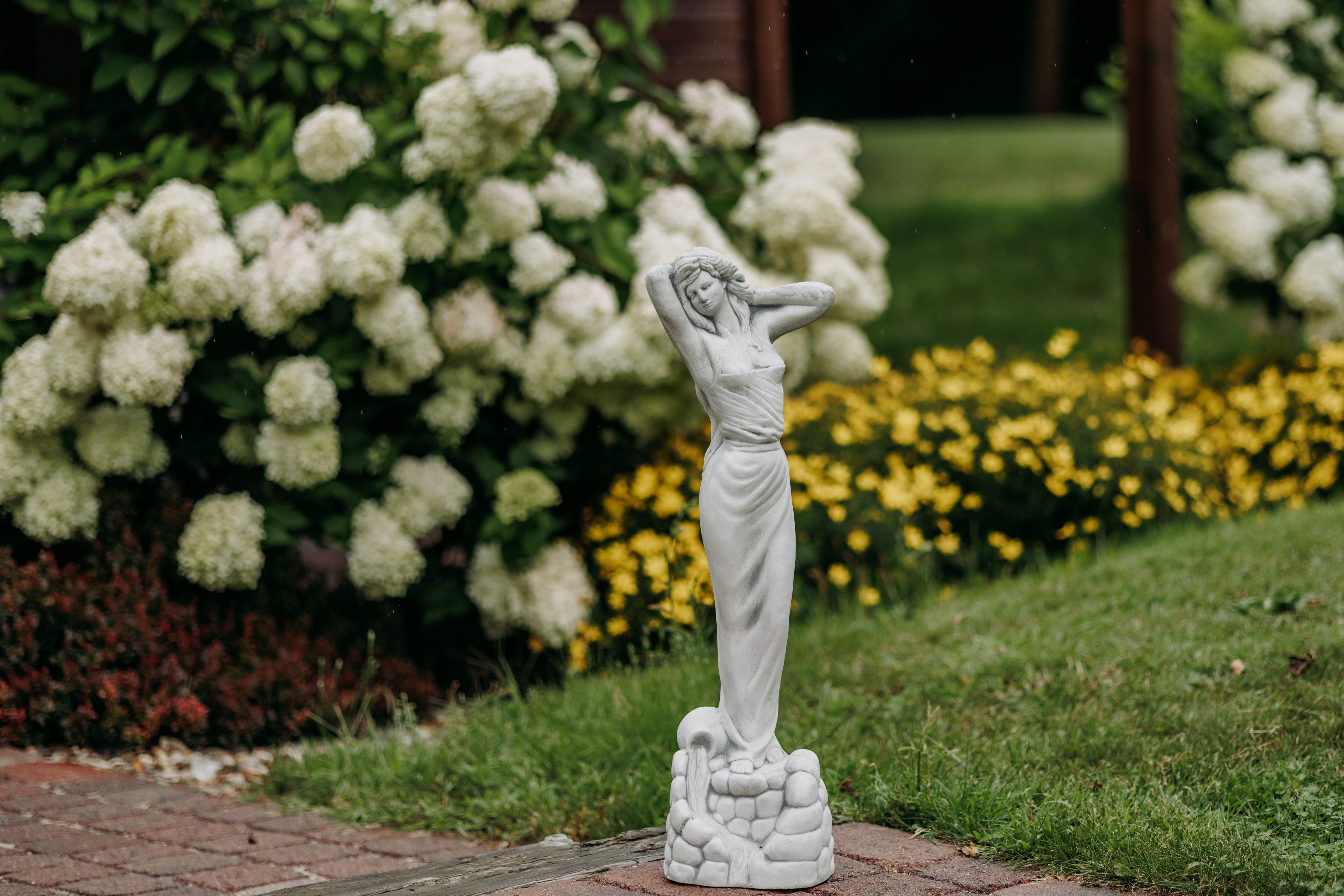 gartendekoparadies.de Gartenfigur Statue Venus auf Wasserspiel, H. 72 cm, 15 kg, Frostsicher