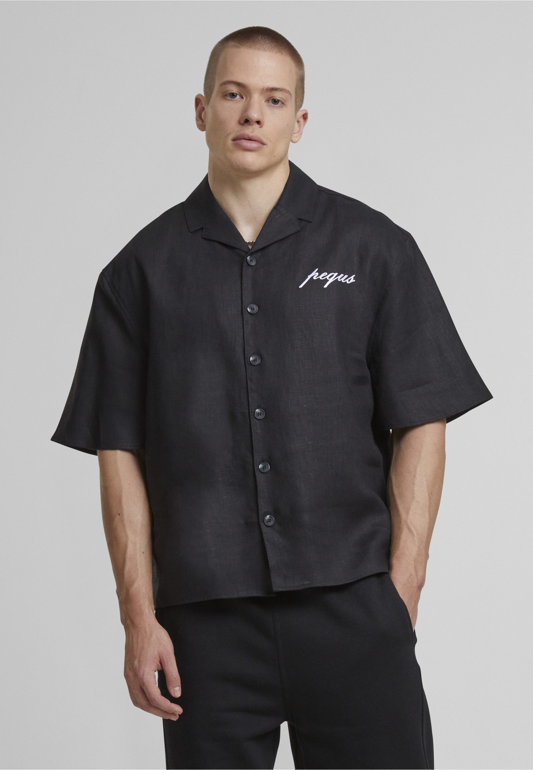 PEQUS Kurzarmshirt PEQUS PEQUS Chest Logo Linen Shirt (1-tlg)
