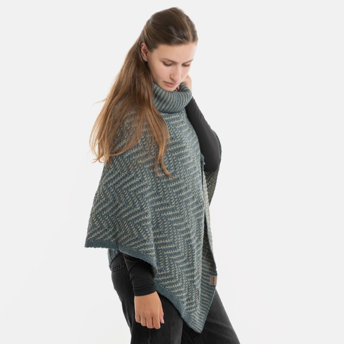 Knit Factory Poncho Amber Gestrickter Poncho Laurel/Urban Green (1-St) Strick Poncho für Frauen
