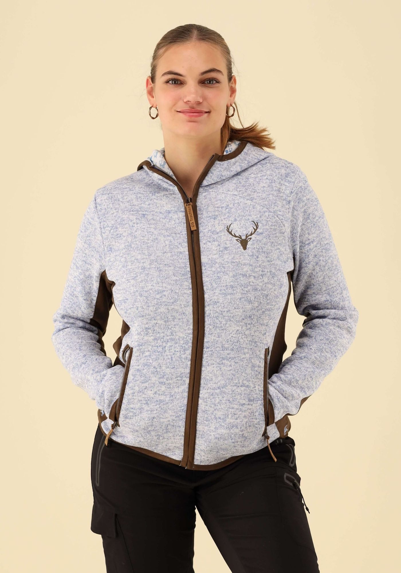 OS Trachten Strickfleecejacke Zumgu Outdoorjacke mit Kapuze mit Kontrastfutter und Hirsch-Stickerei