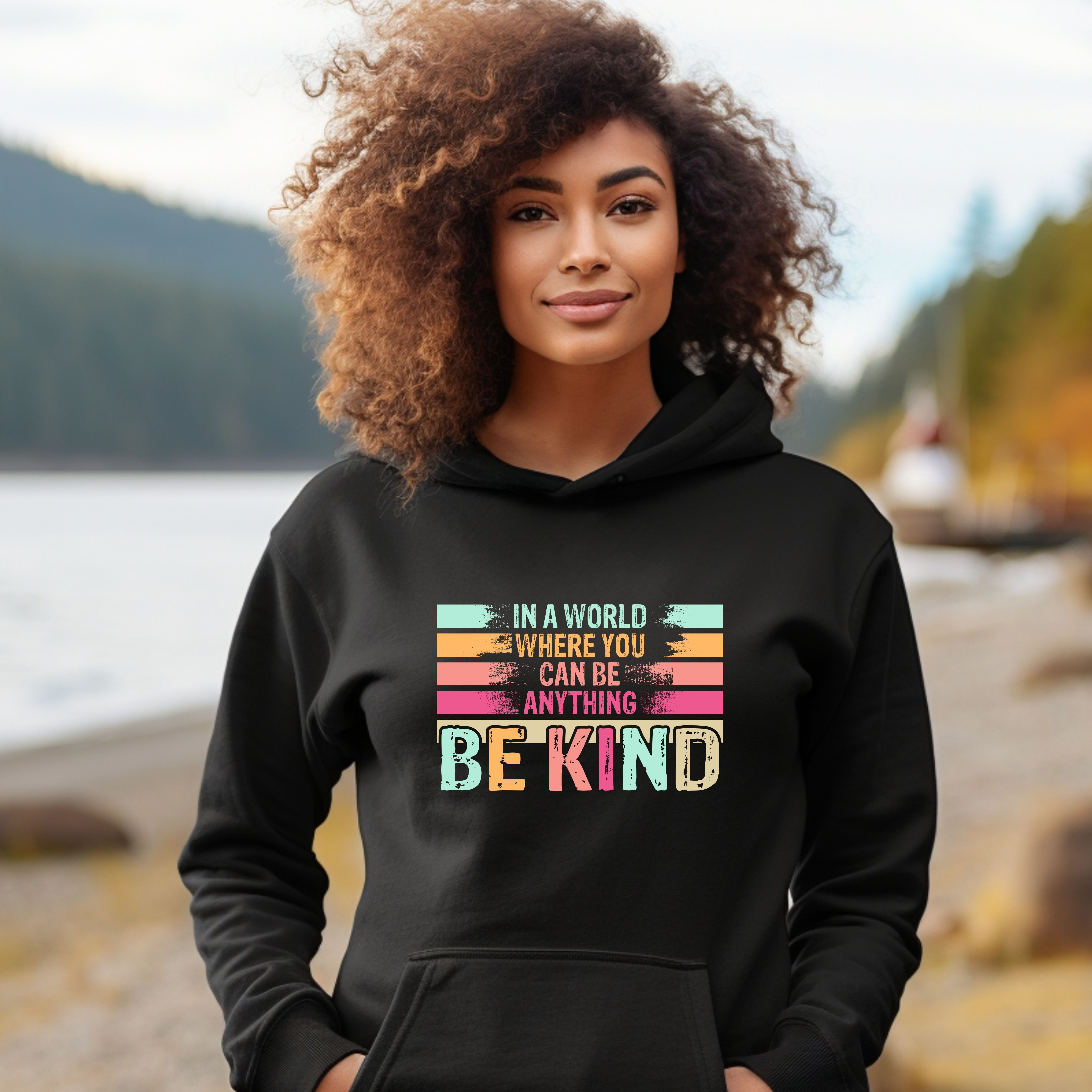 ANNIS Fashion & Accessoires Hoodie "BE KIND" (1-tlg) hoher Bio-Baumwollanteil, Statementdruck Black