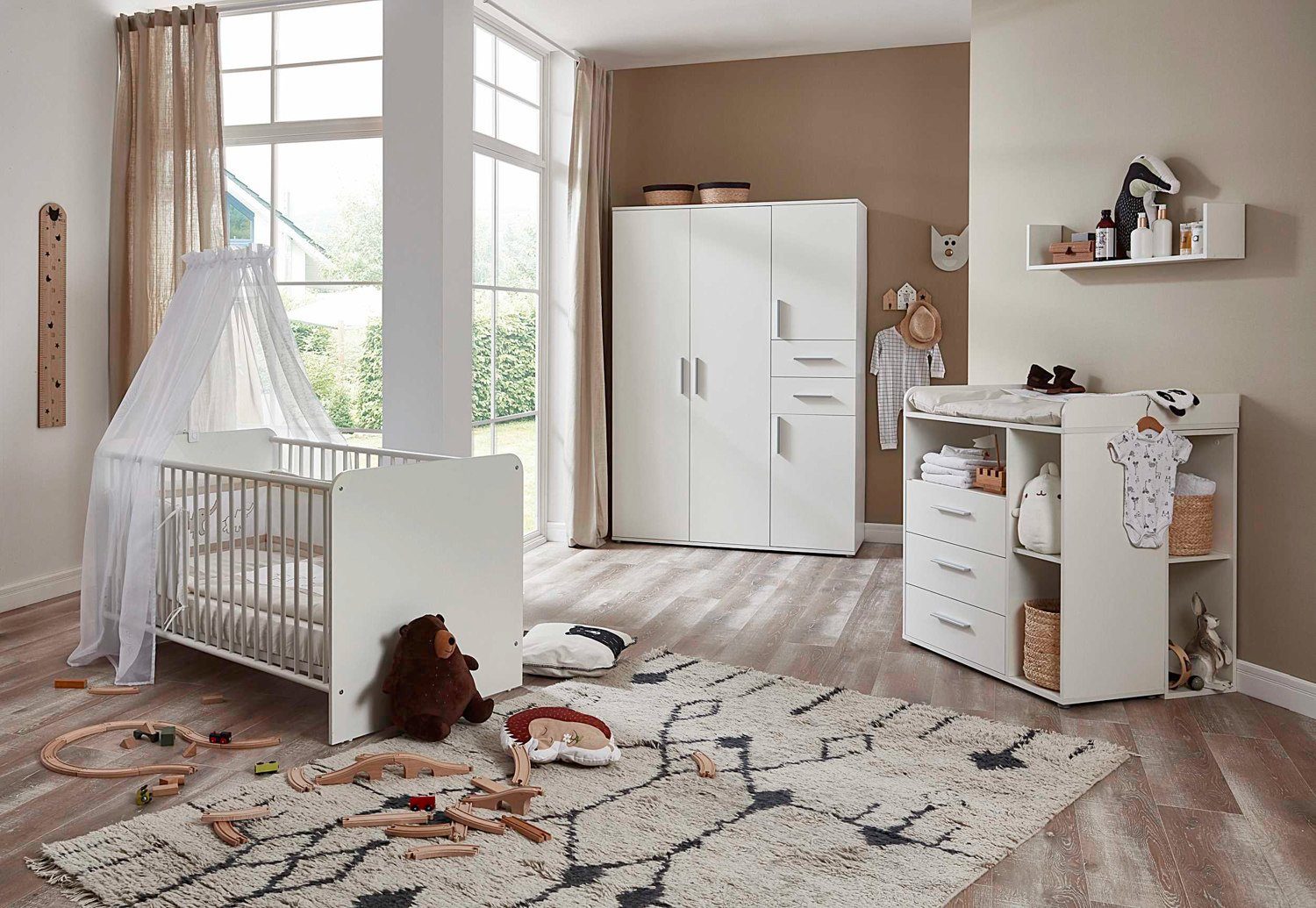 moebel-dich-auf Babyzimmer-Komplettset ALIYA 6, (in weiß, Babybett + Wickelkommode + Unterbauregal-Set + Kleiderschrank 4-türig), optional mit Matratze, Umbauseiten-Set oder Textil-Set