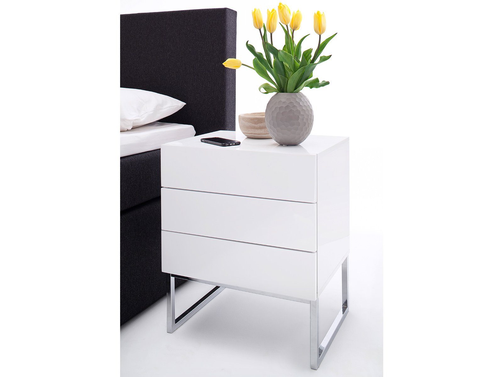 möbelando Nachtkonsole Newark, Moderne Nachtkonsole, Korpus aus MDF in Weiß-Hochglanz lackiert, Gestell aus Metall verchromt mit 3 Schubkästen. Breite 50 cm, Höhe 60 cm, Tiefe 40 cm